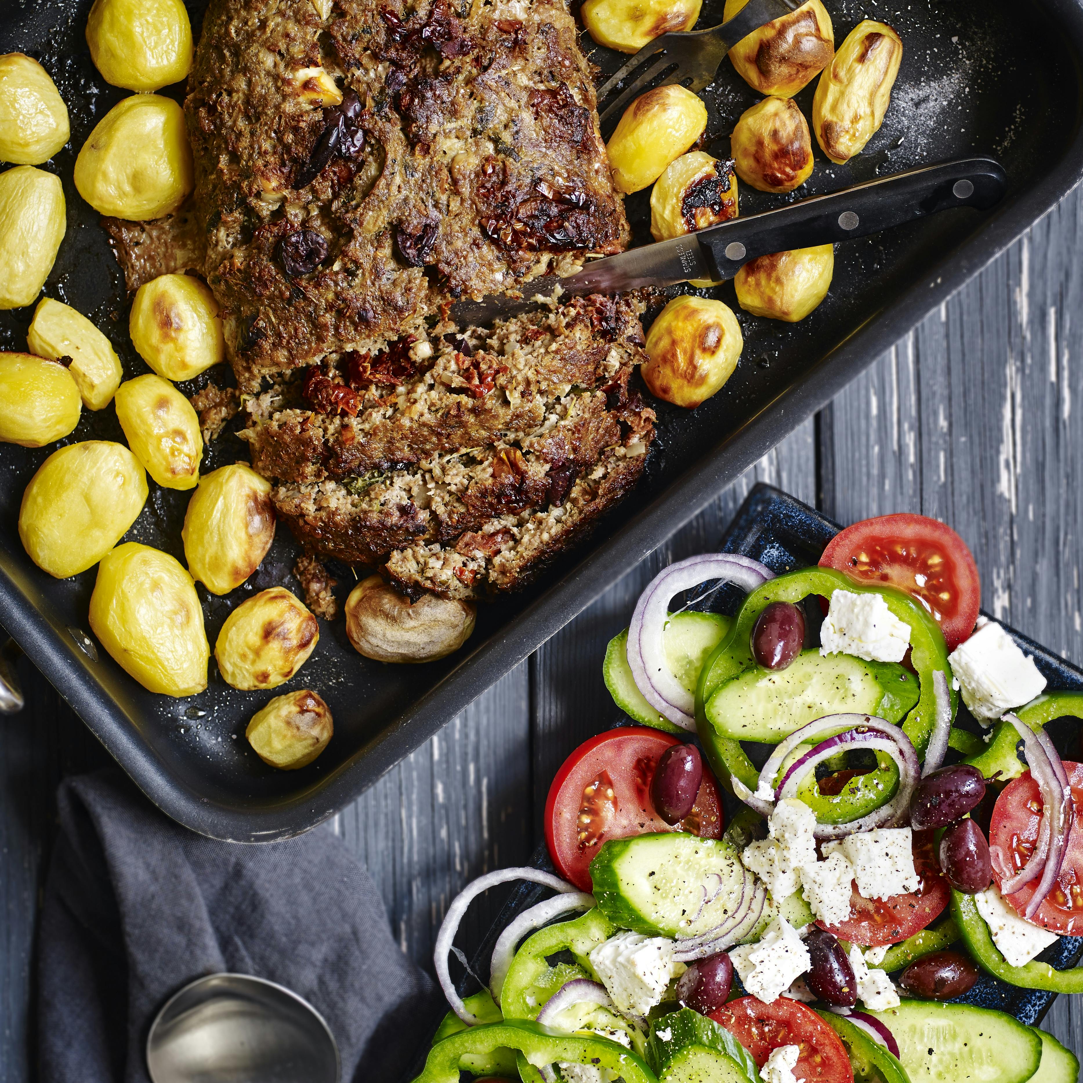Krydret græsk farsbrød med kartofler og græsk salat