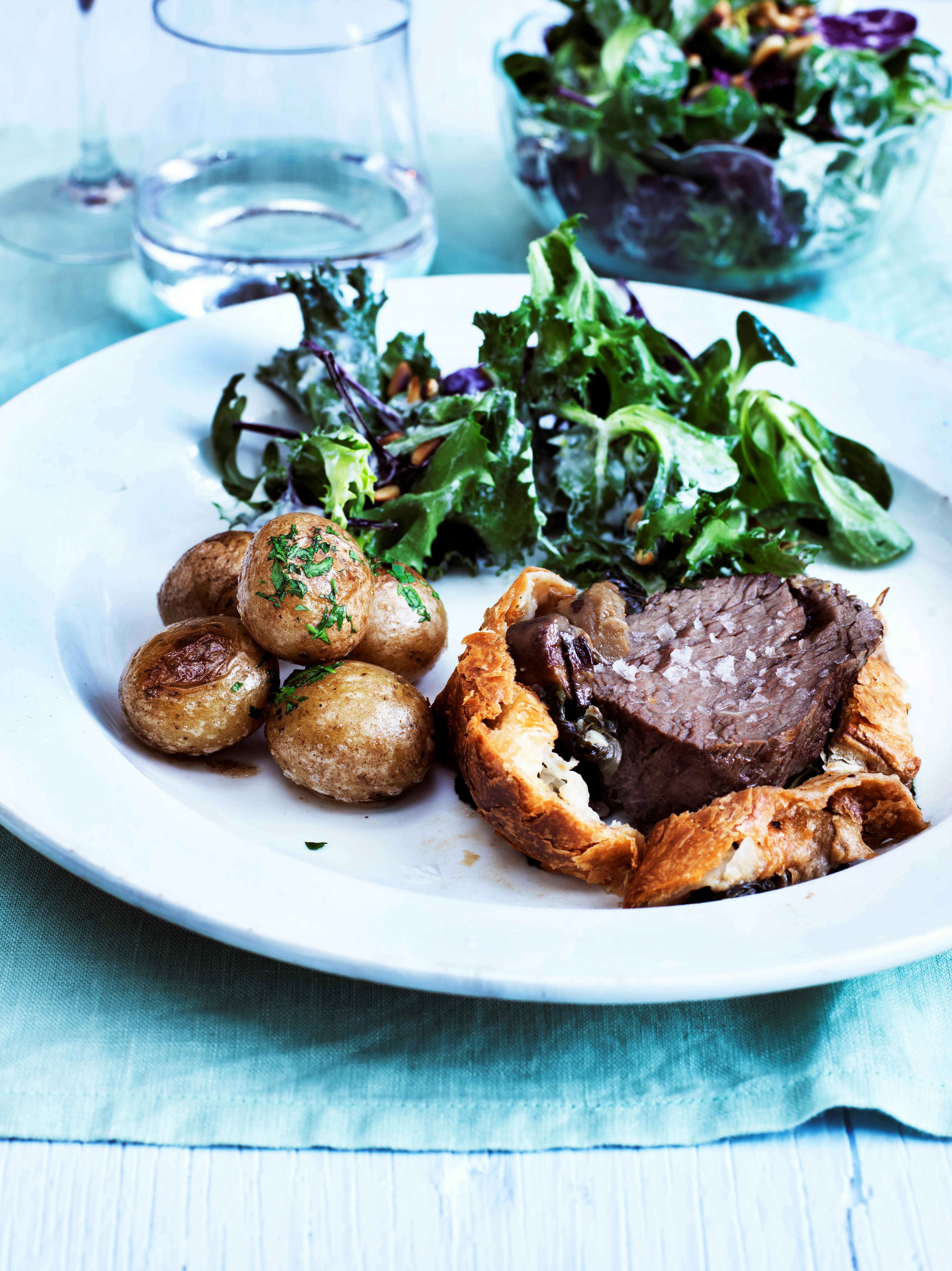 Indbagt mørbrad med svampe, stegte kartofler og grøn salat