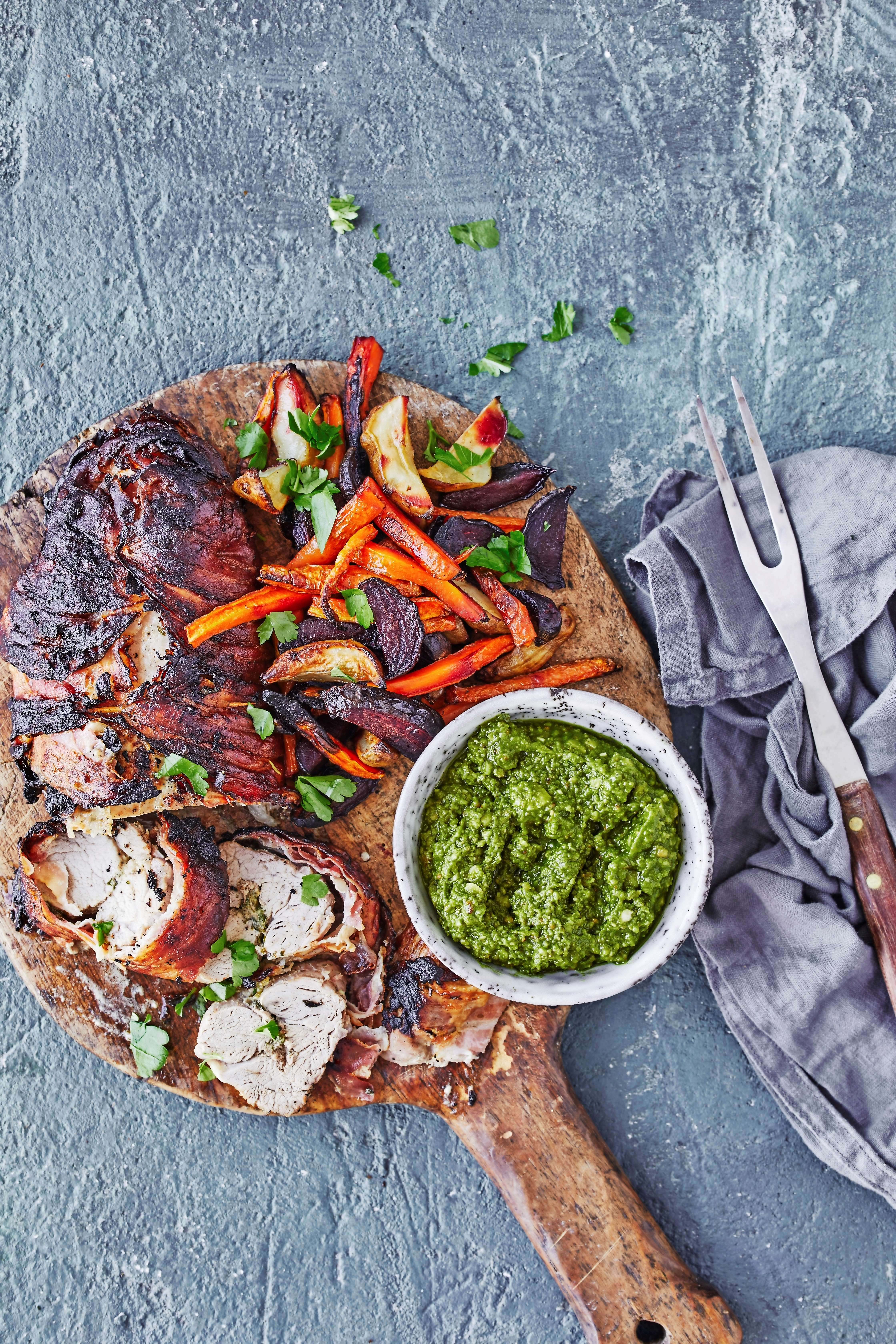 Italiensk mørbrad med pancetta og bagte rodfrugter