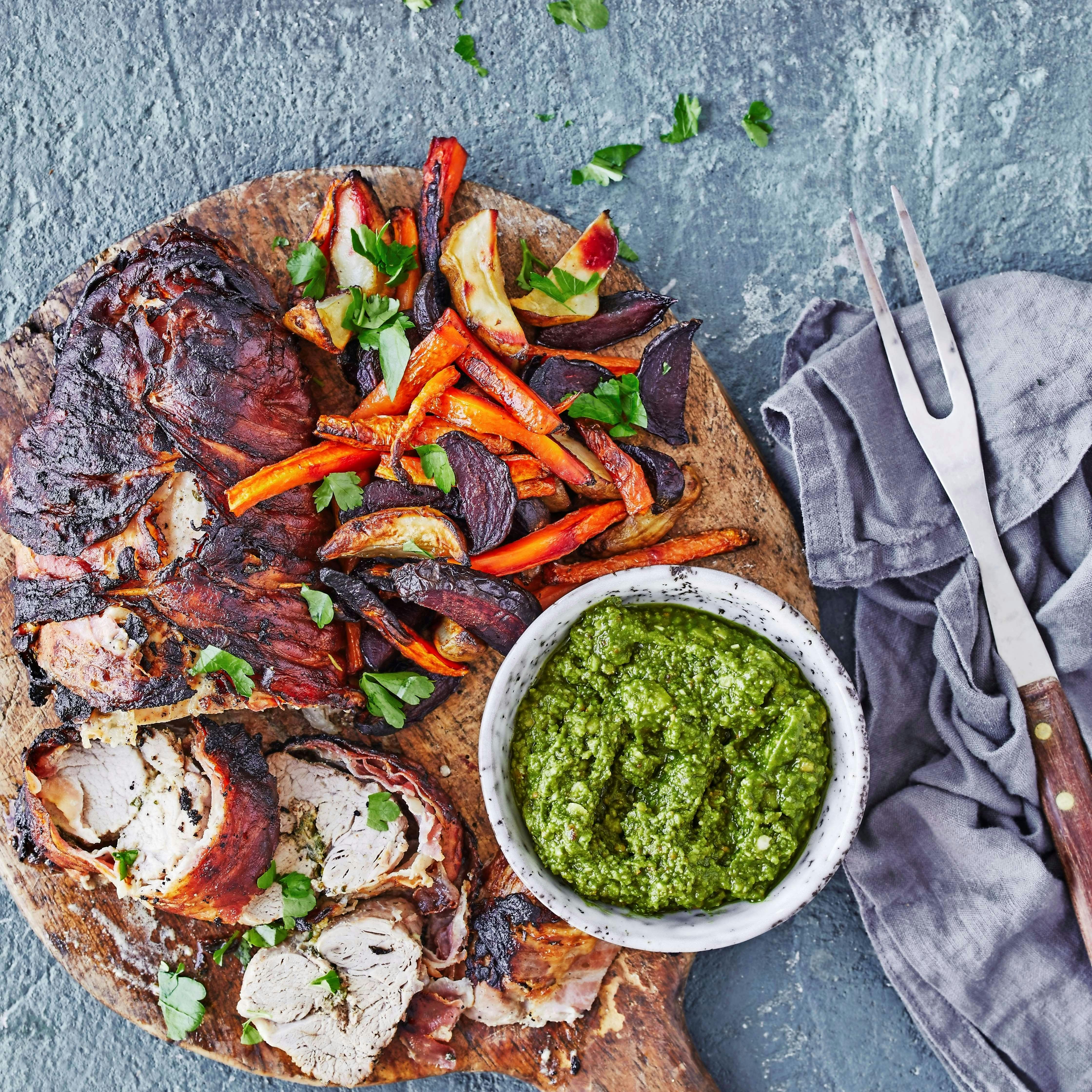 Italiensk mørbrad med pancetta og bagte rodfrugter