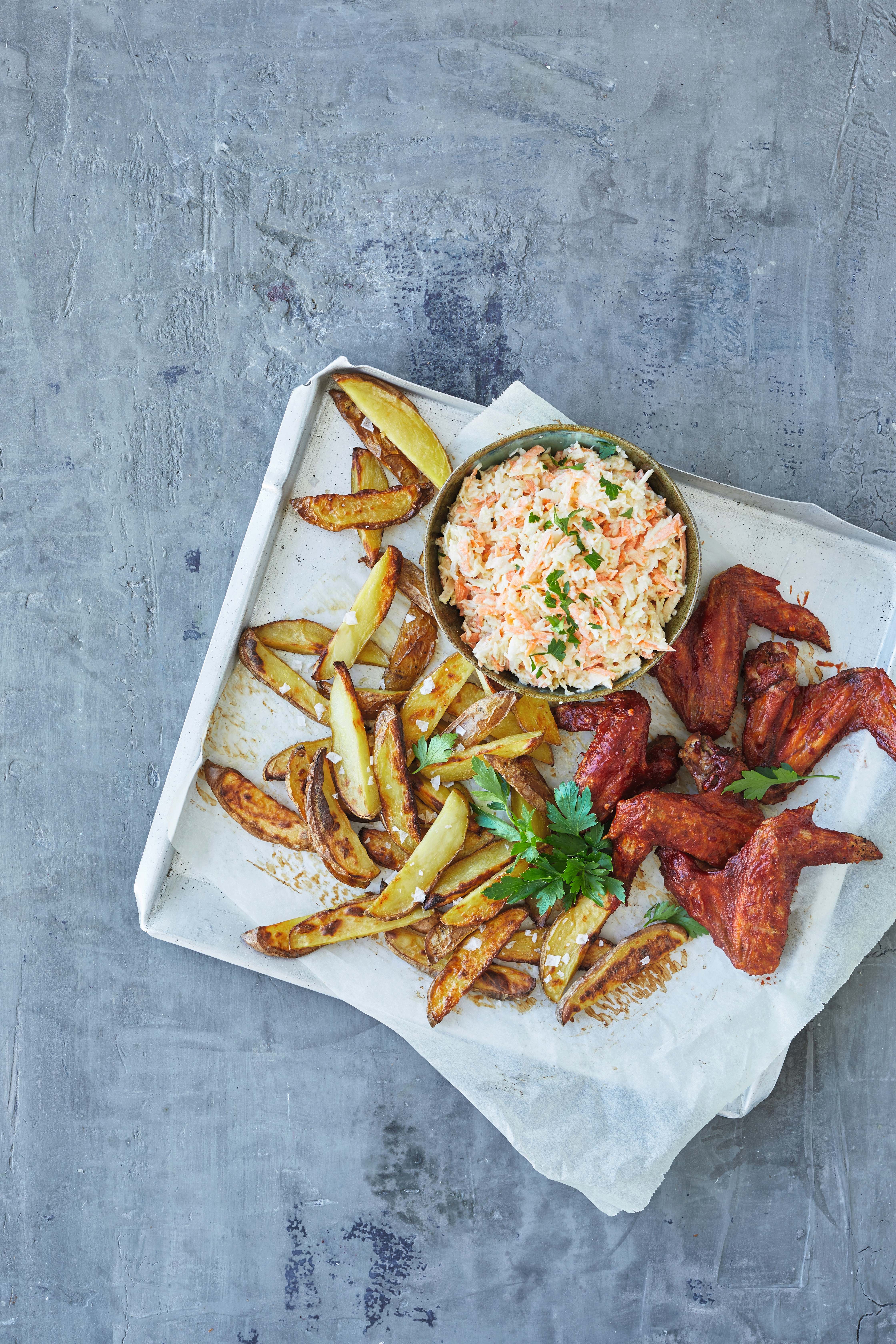 Krydrede kyllingevinger med coleslaw og kartoffelbåde