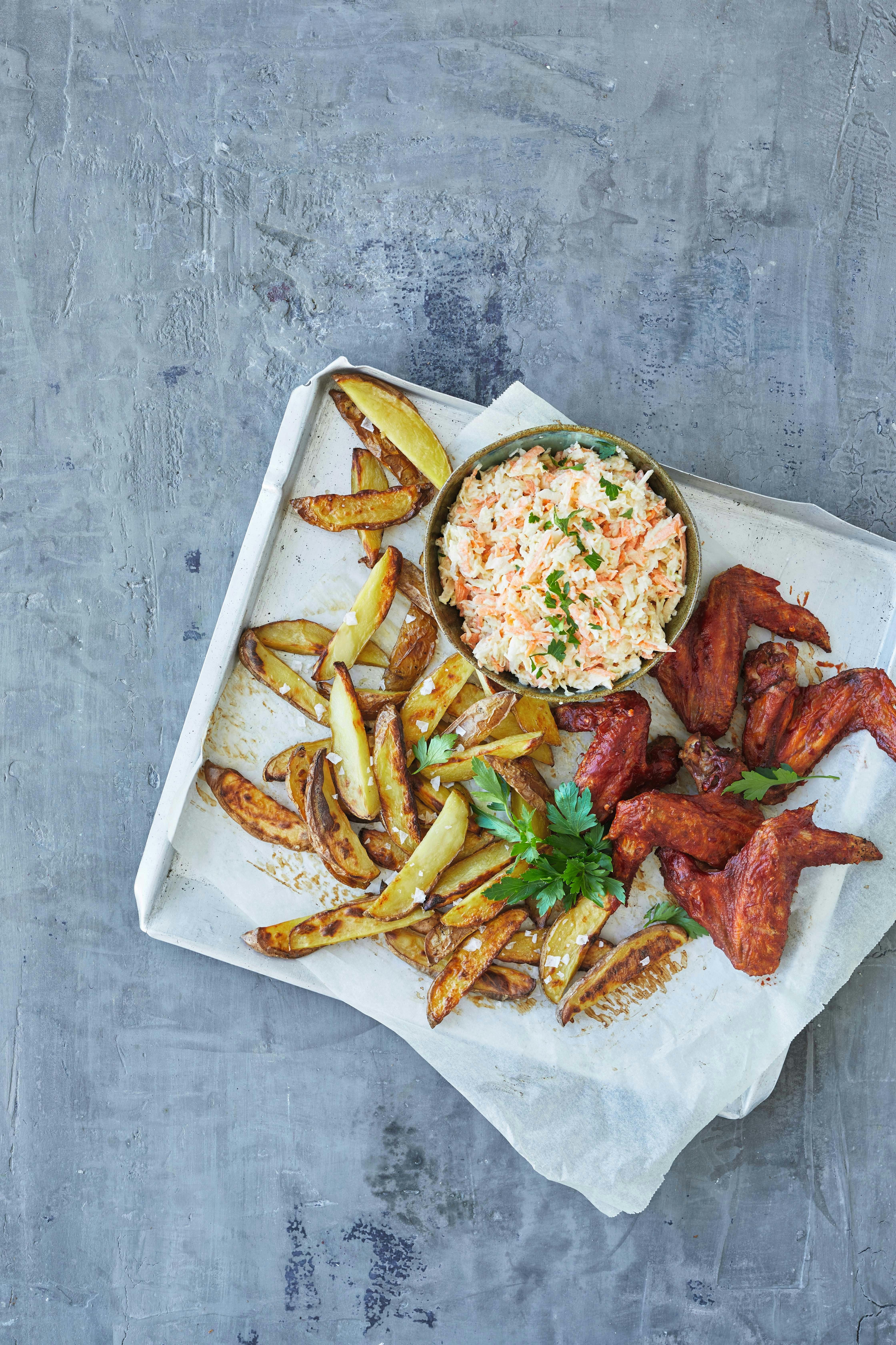 Krydrede kyllingevinger med coleslaw og kartoffelbåde
