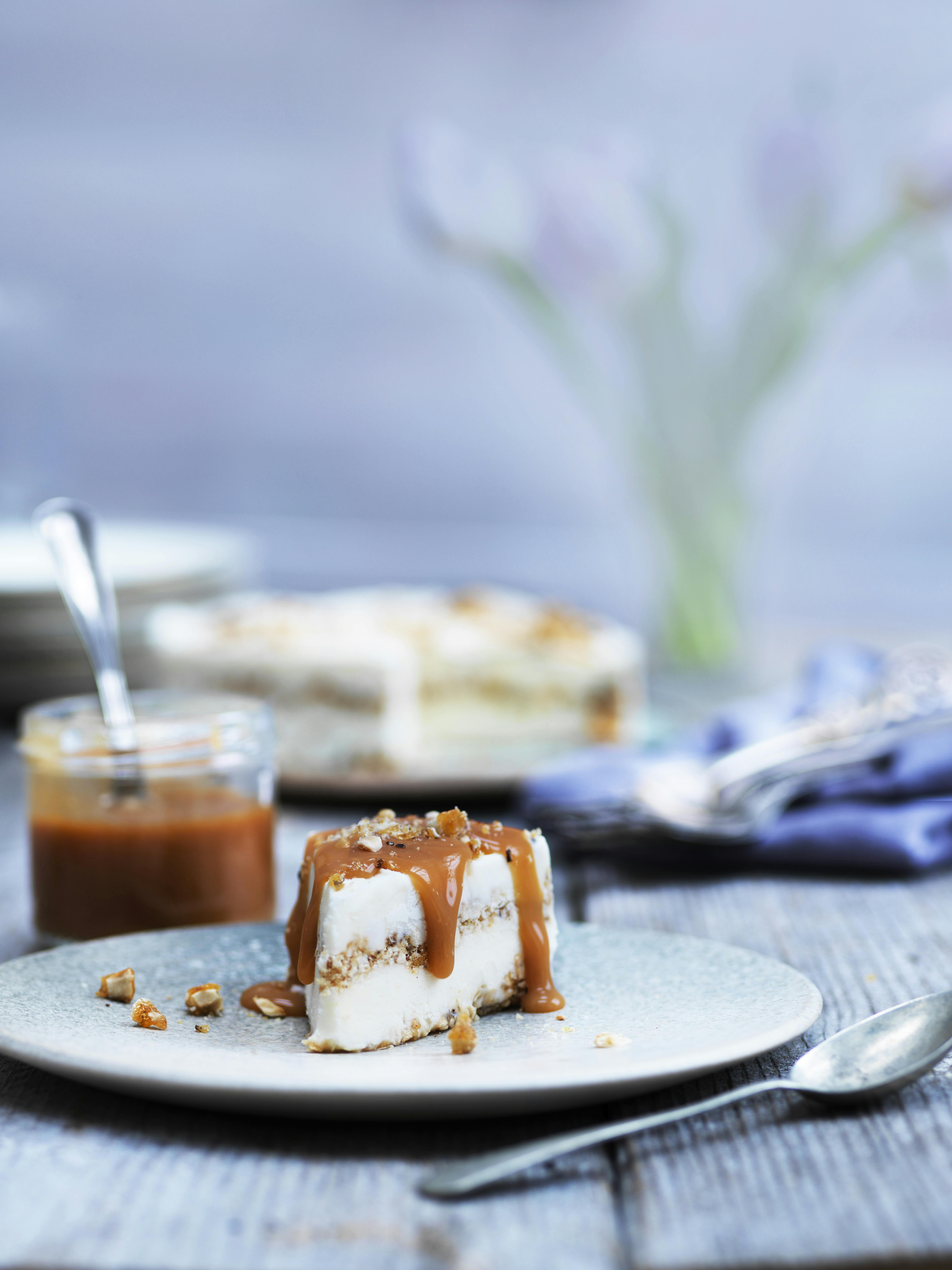 Nougat-islagkage med krokant & karamel | Femina Nougat-islagkage med krokant & karamel | Femina