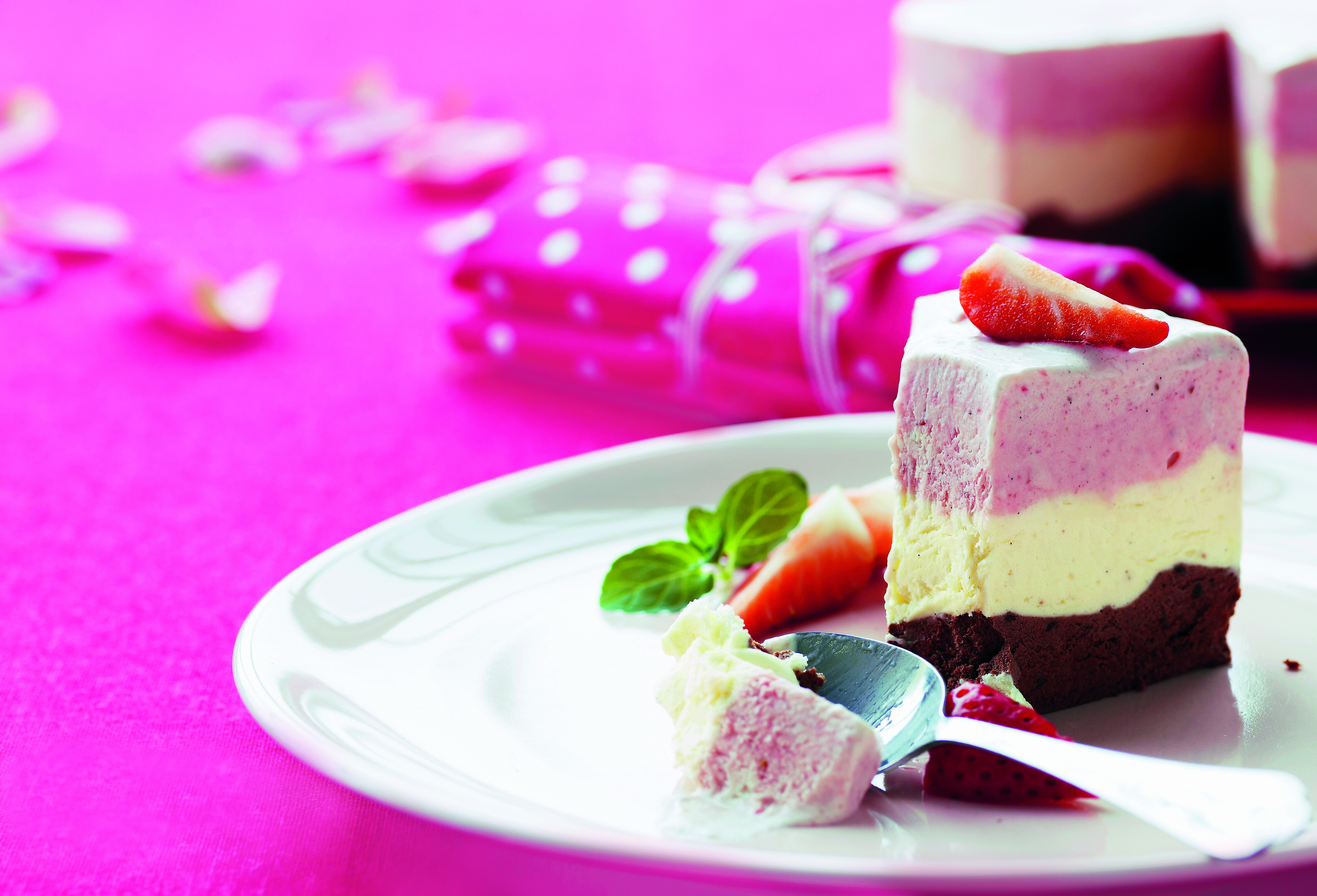 Regnbueis med jordbær, vanilje og chokolade