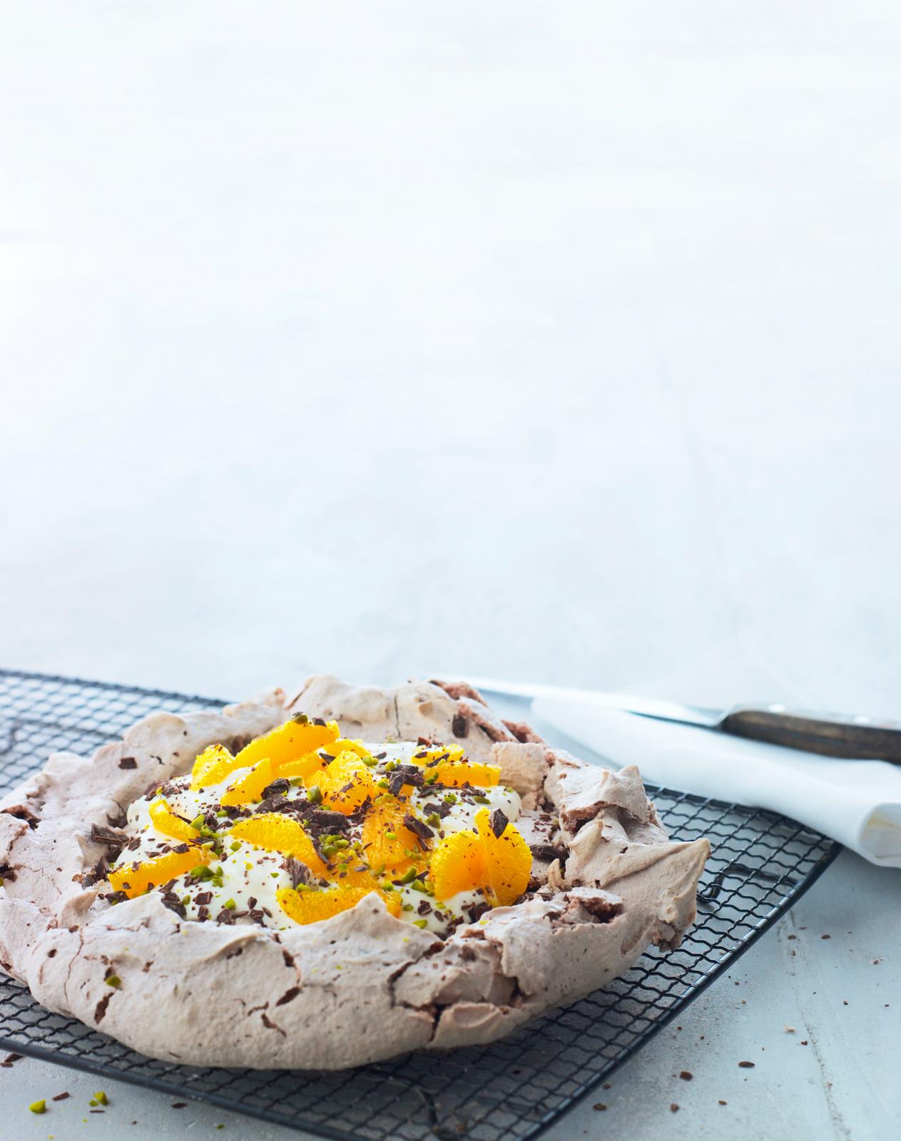 Chokolade-pavlova med syltede appelsiner og pistacienødder