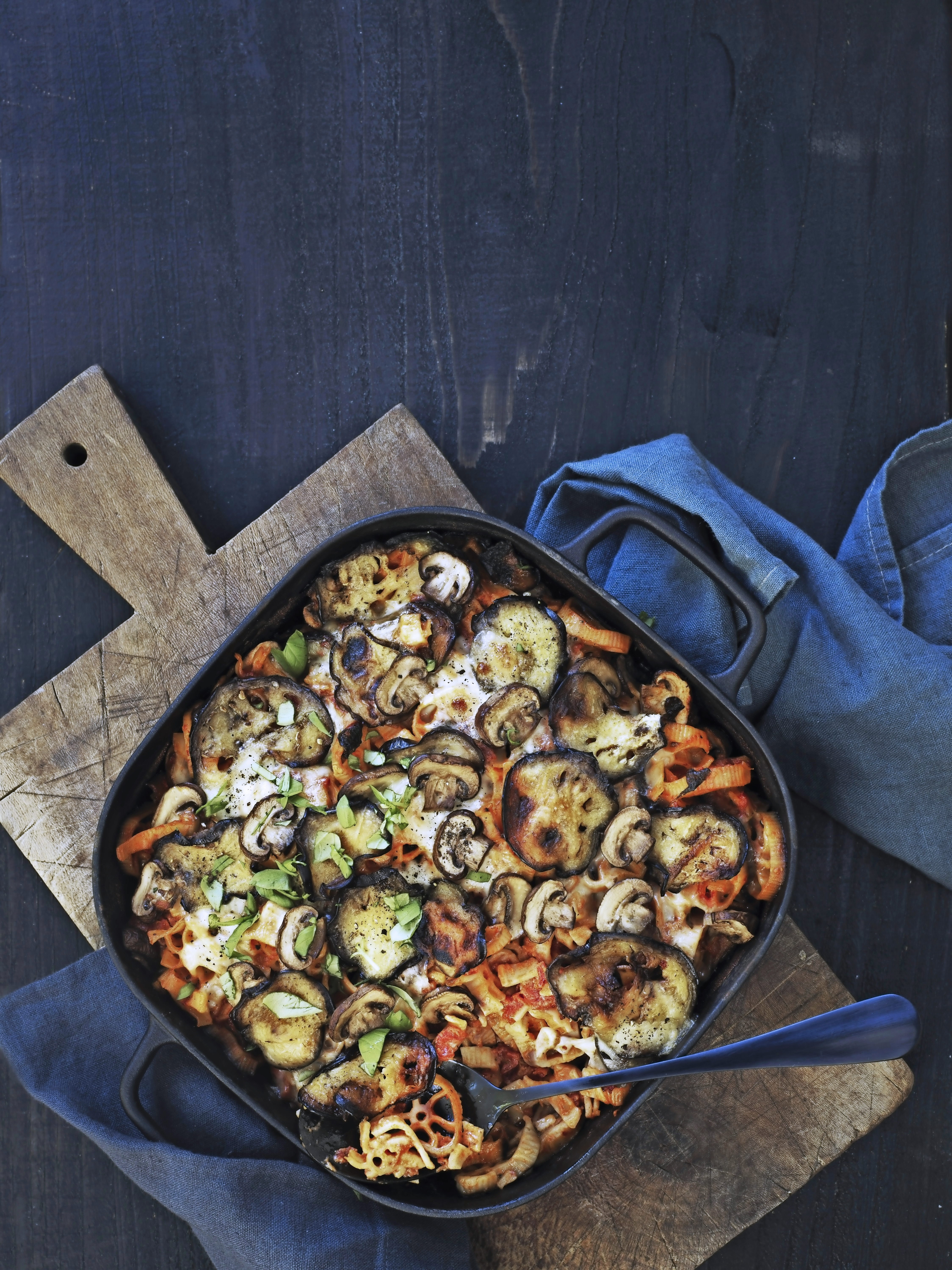 Bagt pasta med aubergine, svampe og mascarpone