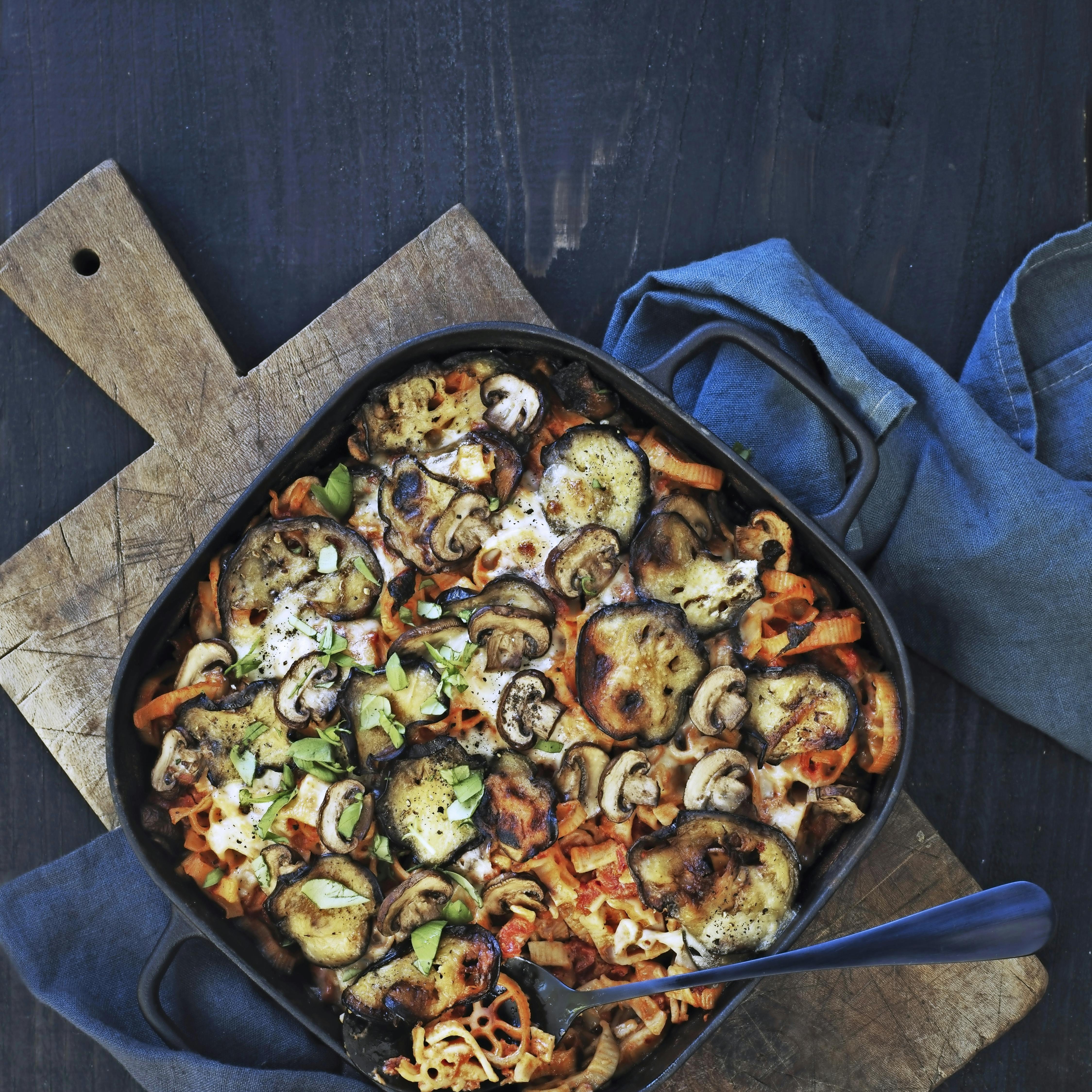 Bagt pasta med aubergine, svampe og mascarpone
