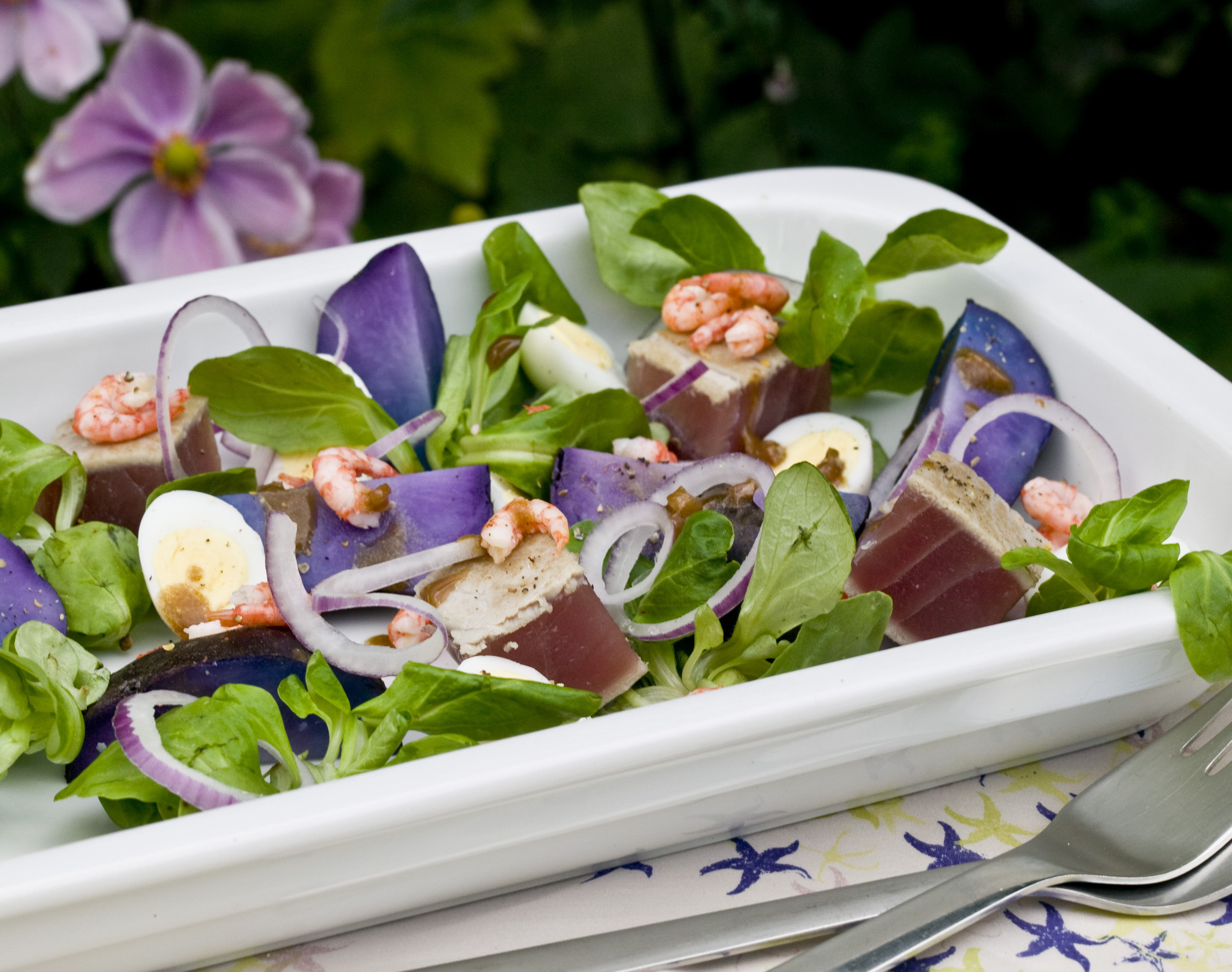 Blå kartoffelsalat med frisk tun