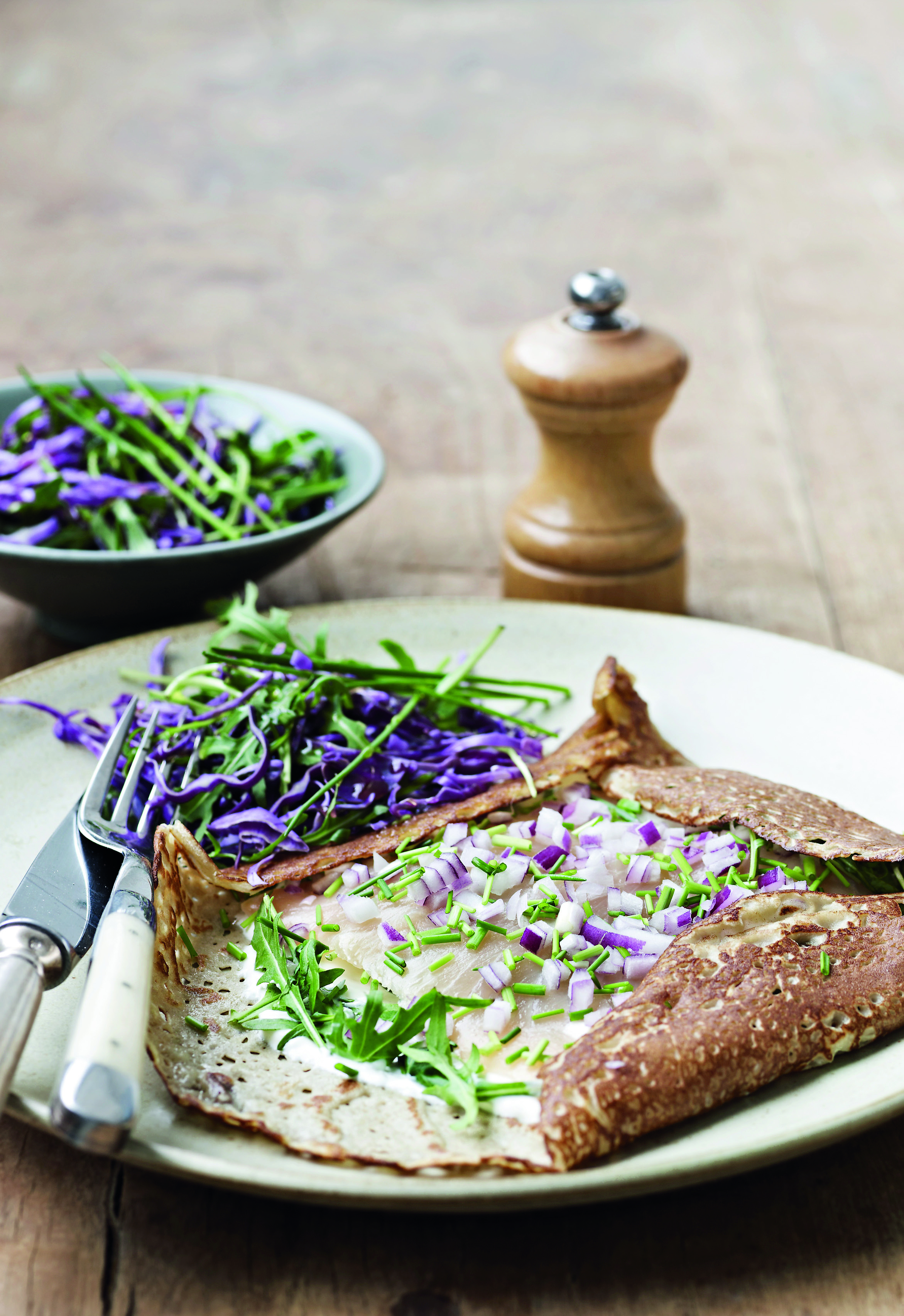 boghvede-pandekager med laks og purløg