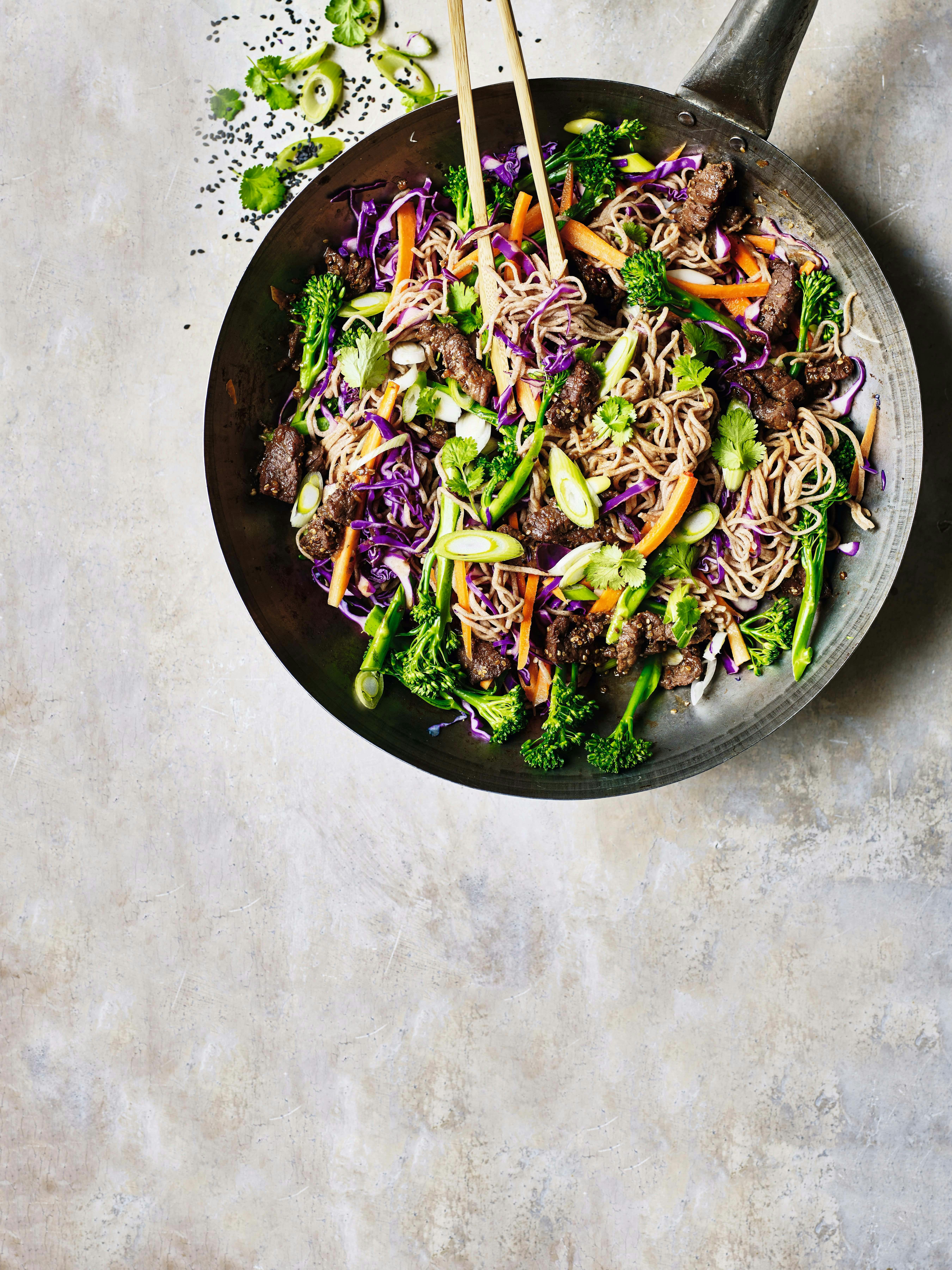 Farverig nudel-wok med thai-marineret oksebøf