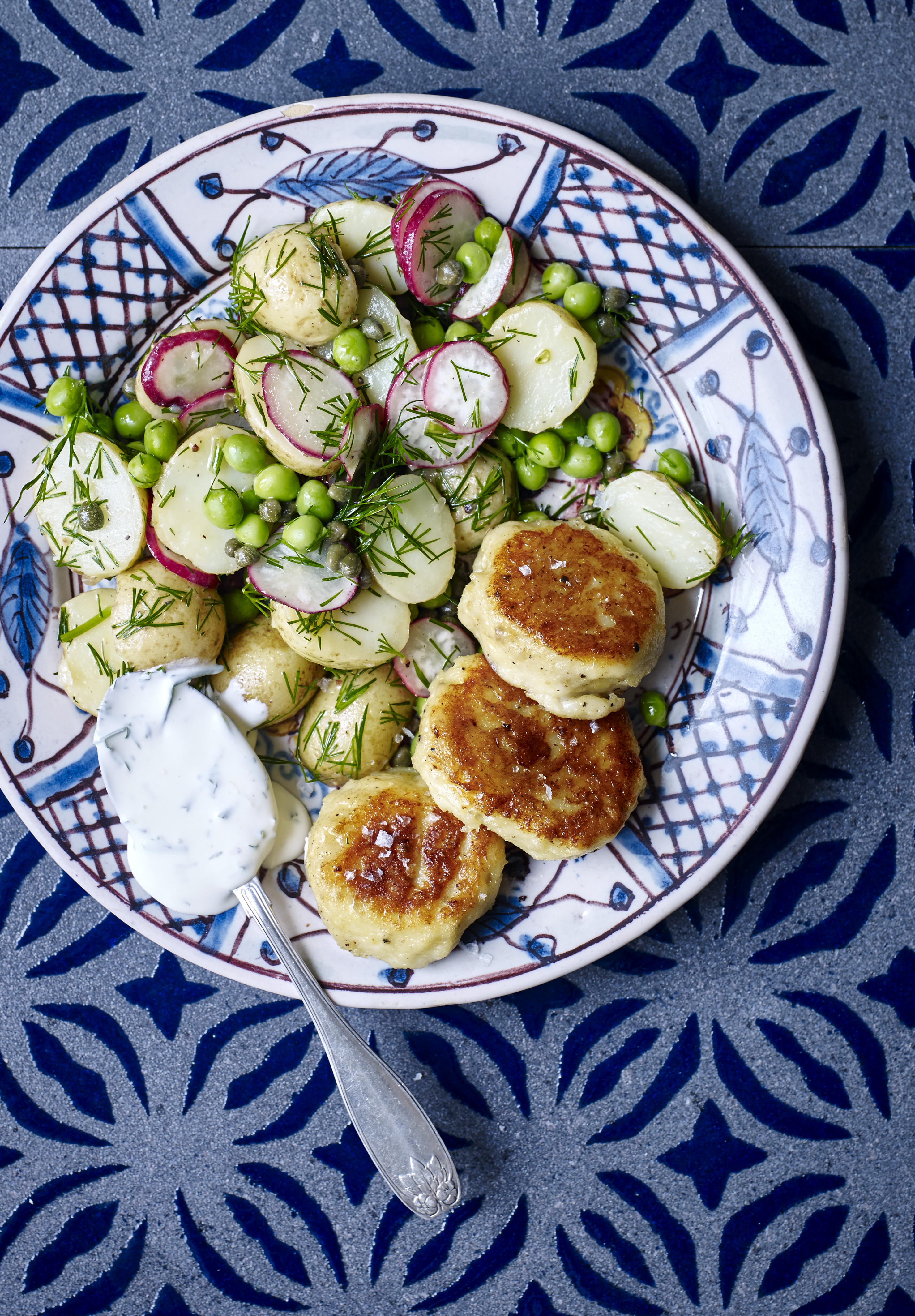 Fiskefrikadeller med urte-kartoffel-salat