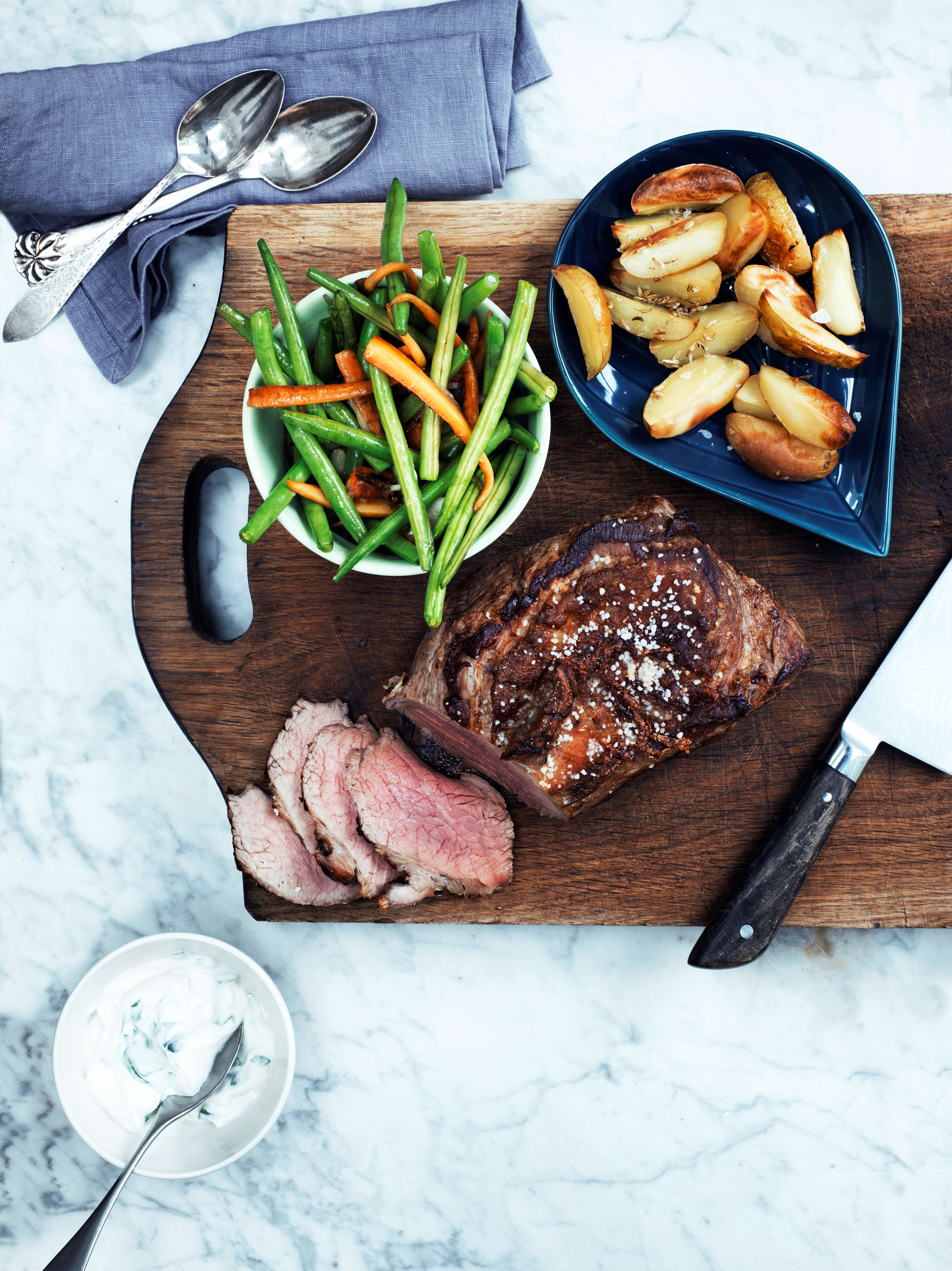 Kalvecuvette med ristede bønner, stegte kartofler og basilikumcreme