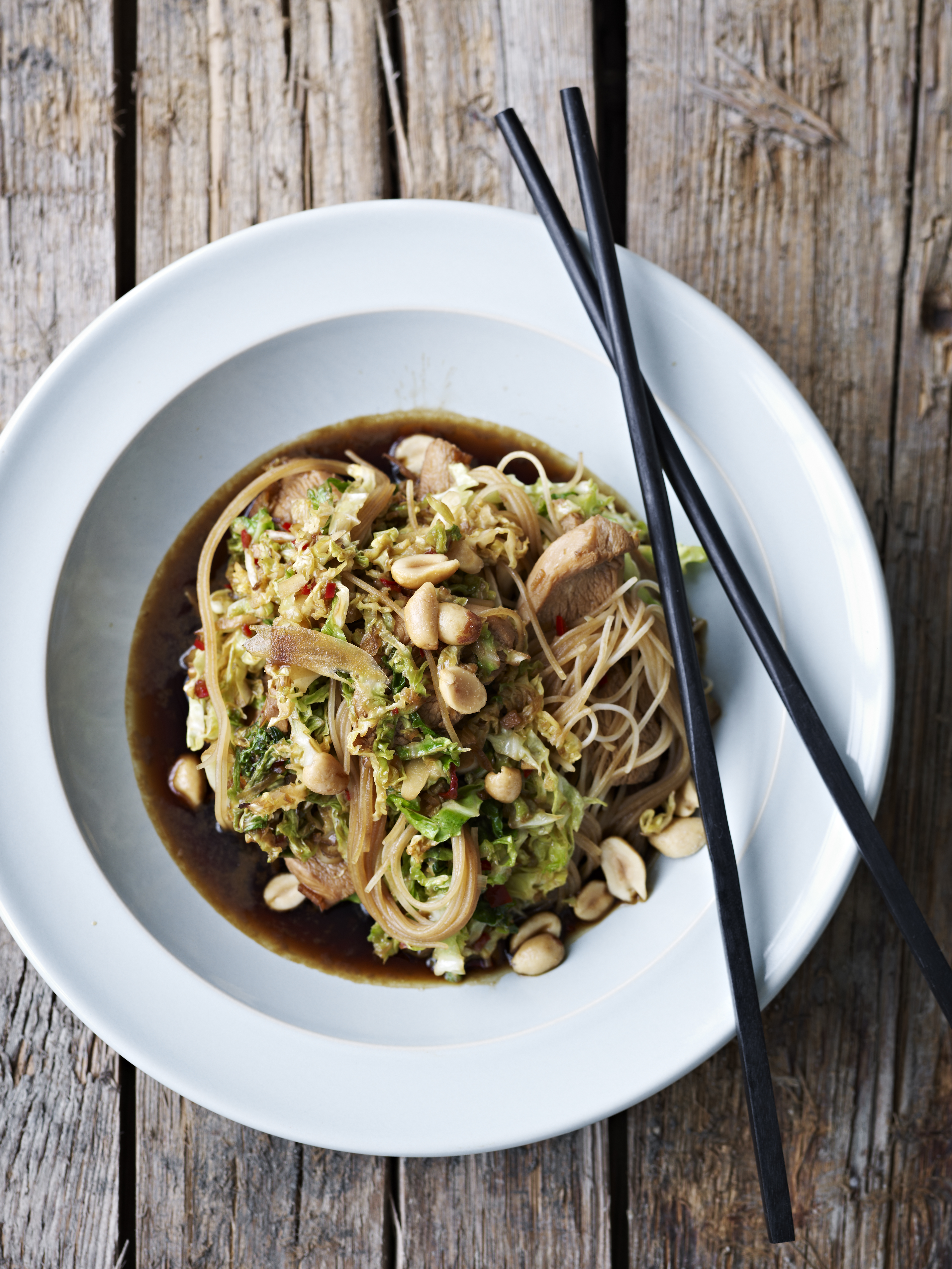 Kylling med soja, savoykål og nudler