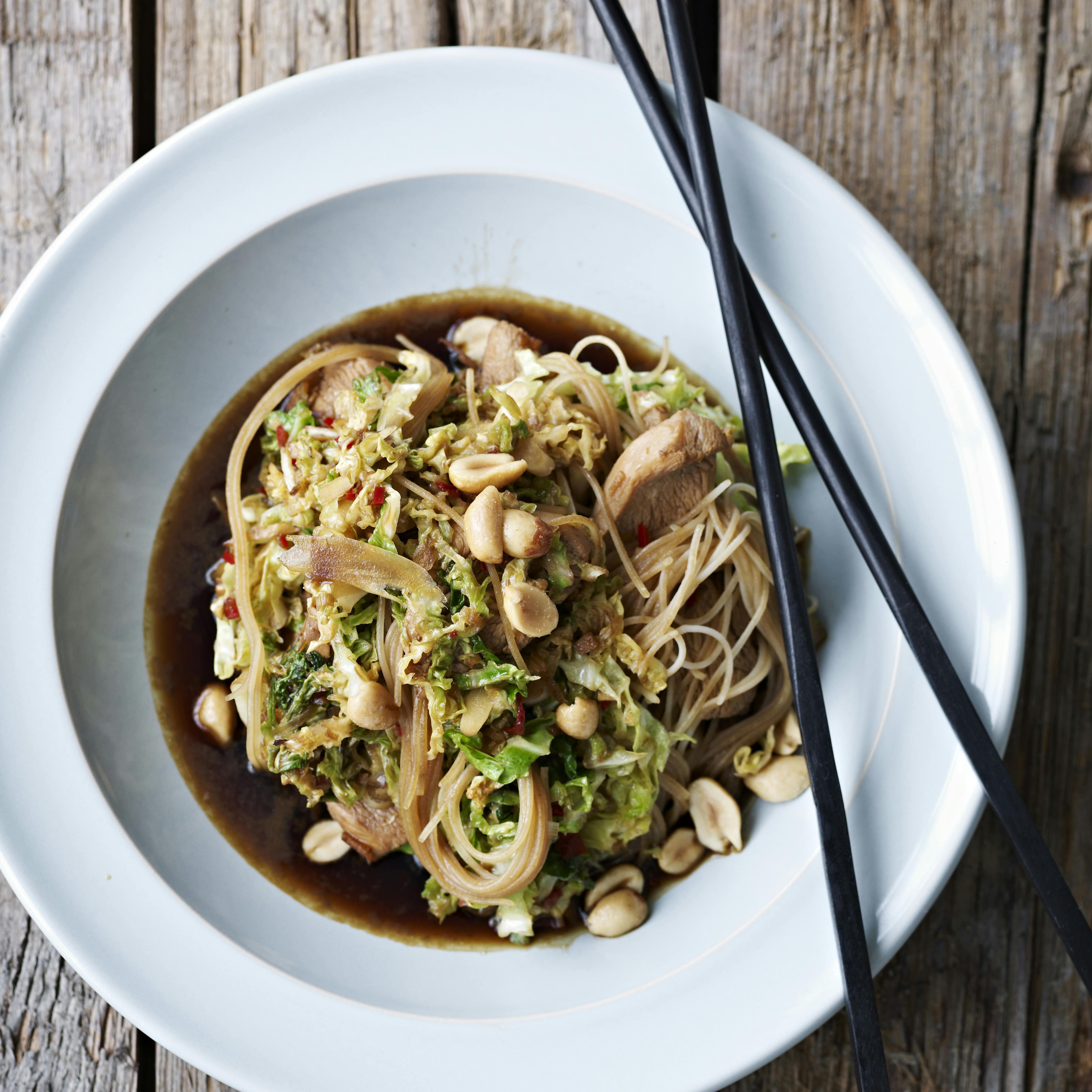 Kylling med soja, savoykål og nudler