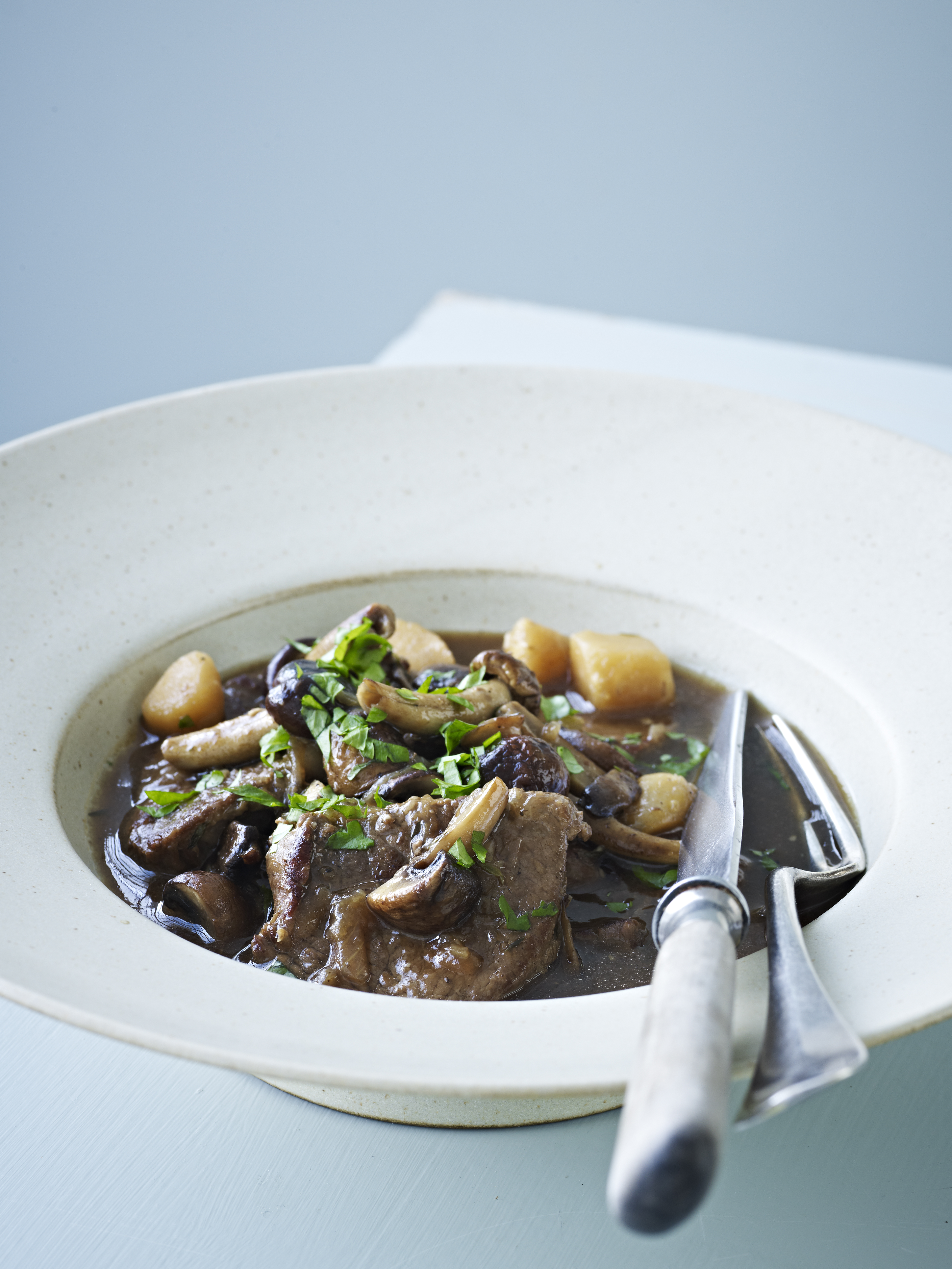 Oksegryde med øl og svampe