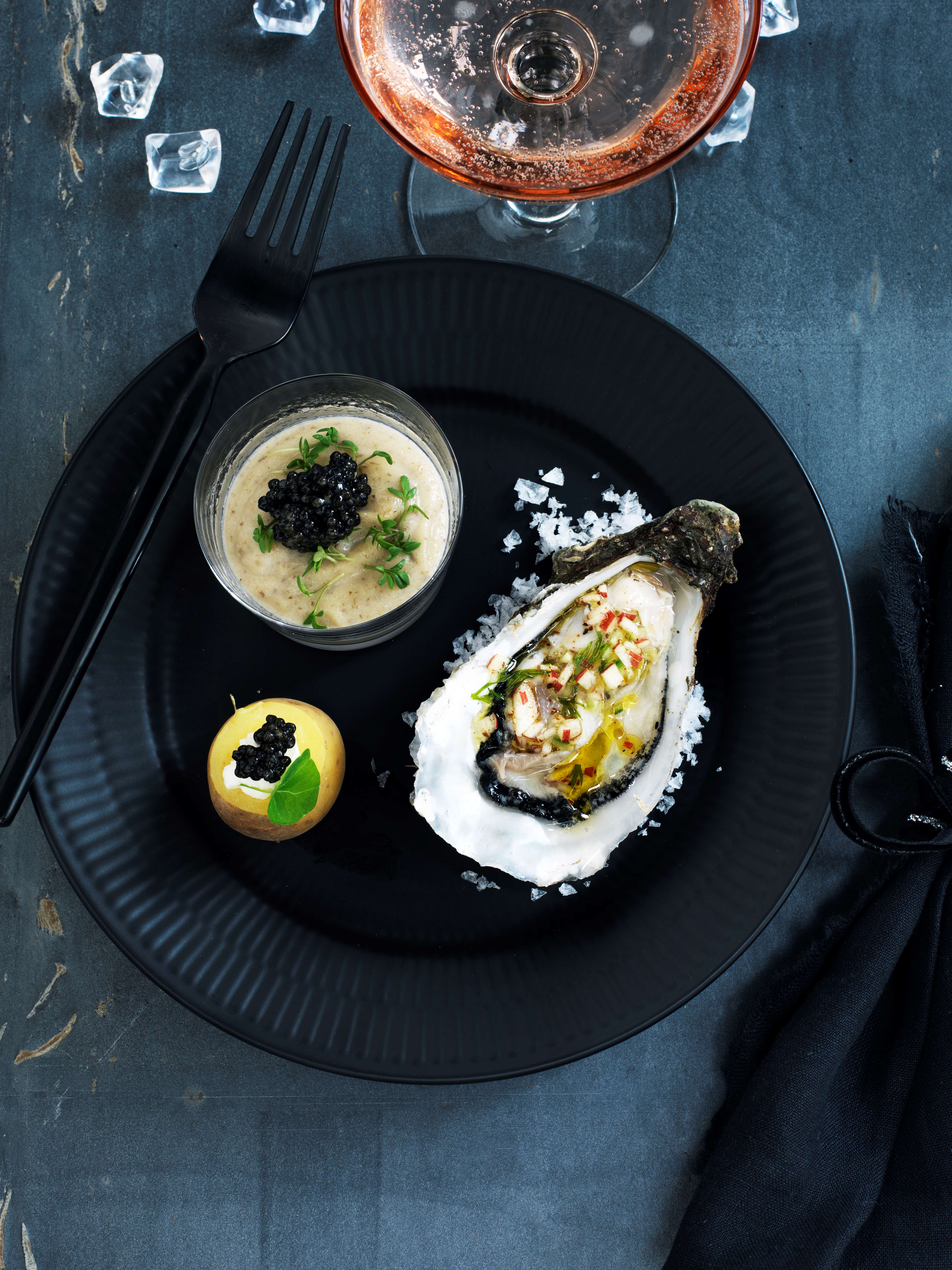 Østers med agurk, æble og eddikedressing