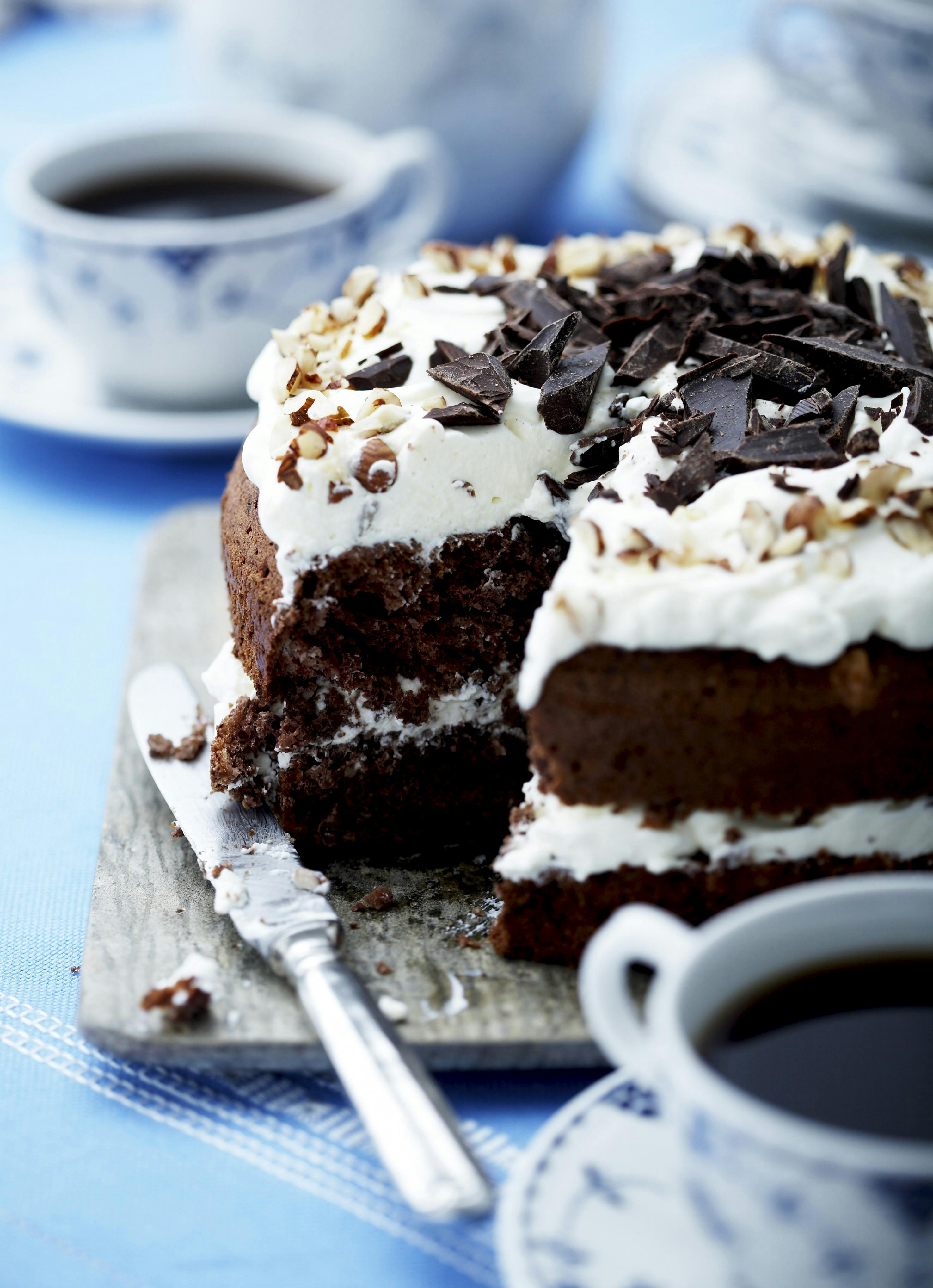 Rugbrødslagkage med flødeskum og chokolade