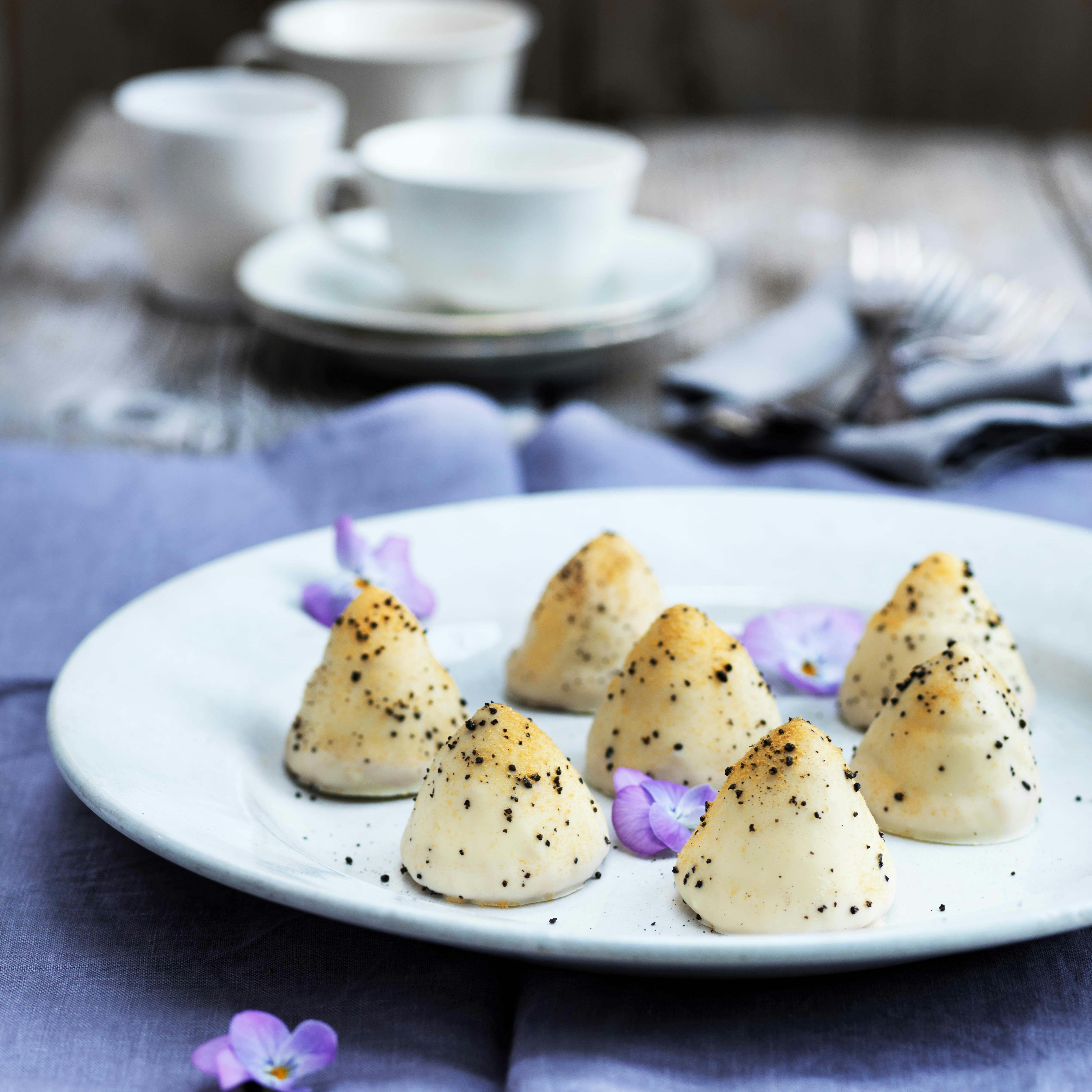 Sarah bernhardt-kager med hvid chokolade, lakrids og passionsfrugt