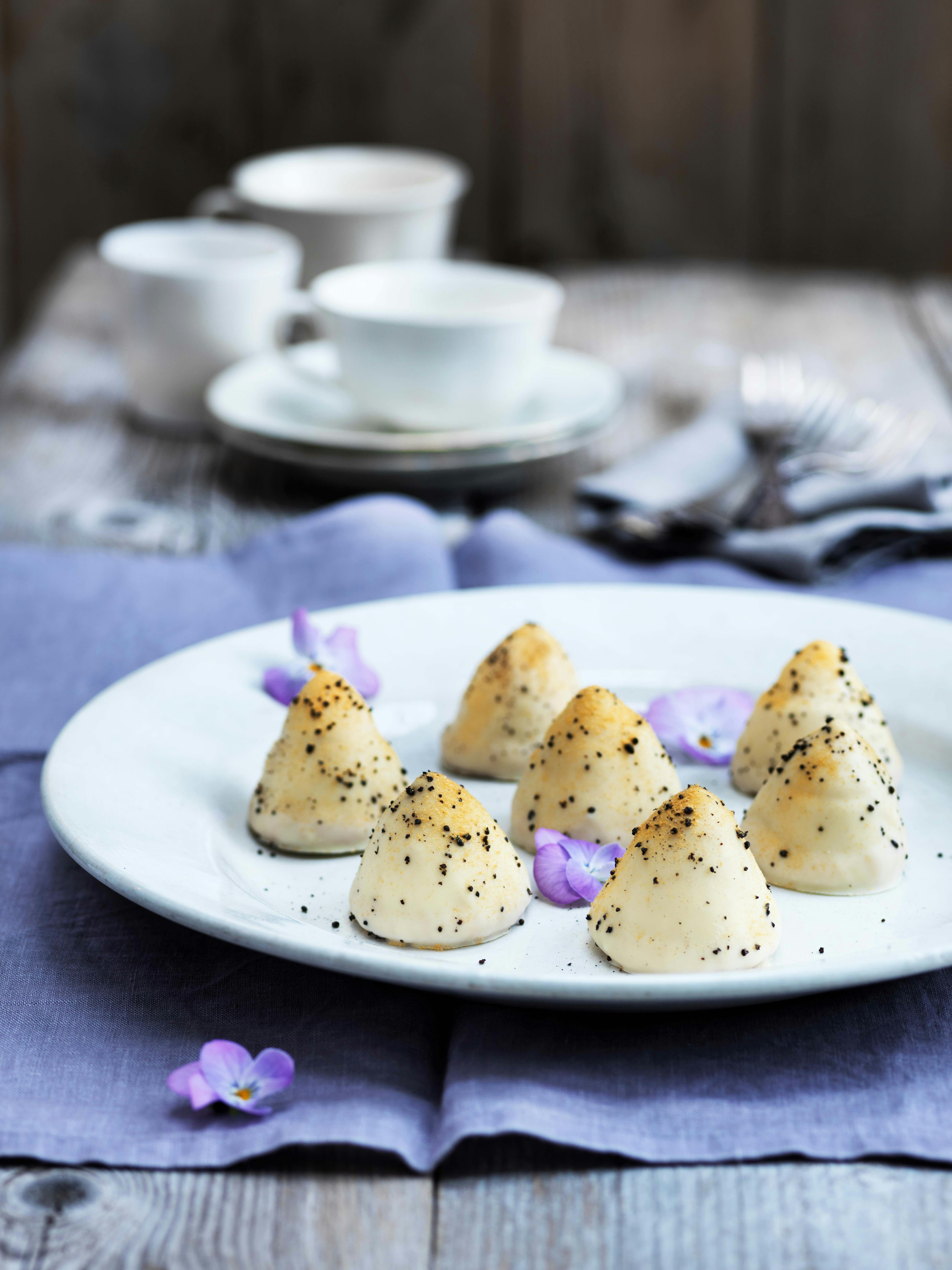 Sarah bernhardt-kager med hvid chokolade, lakrids og passionsfrugt