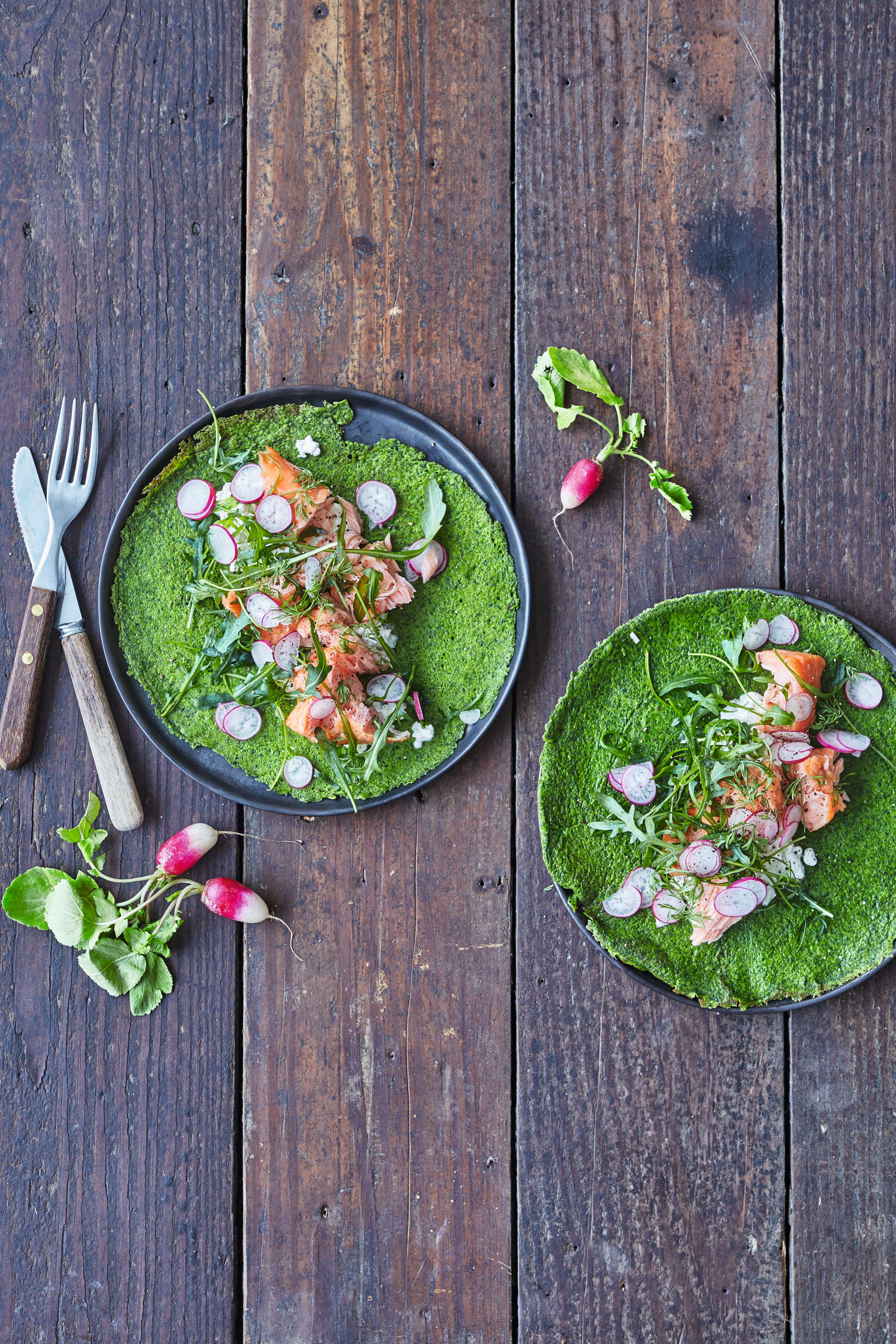 Spinatpandekager med varmrøget laks