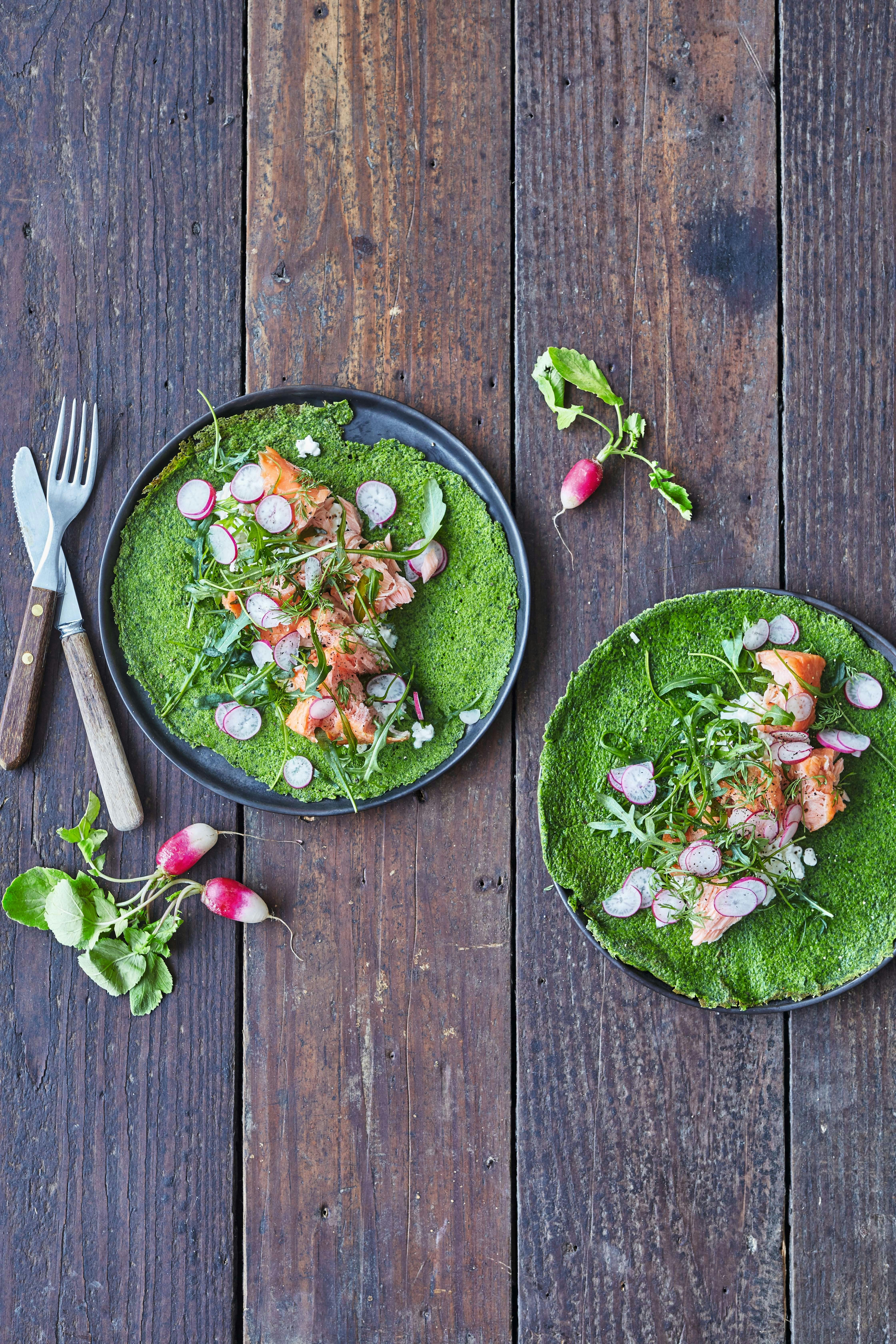 Spinatpandekager med varmrøget laks