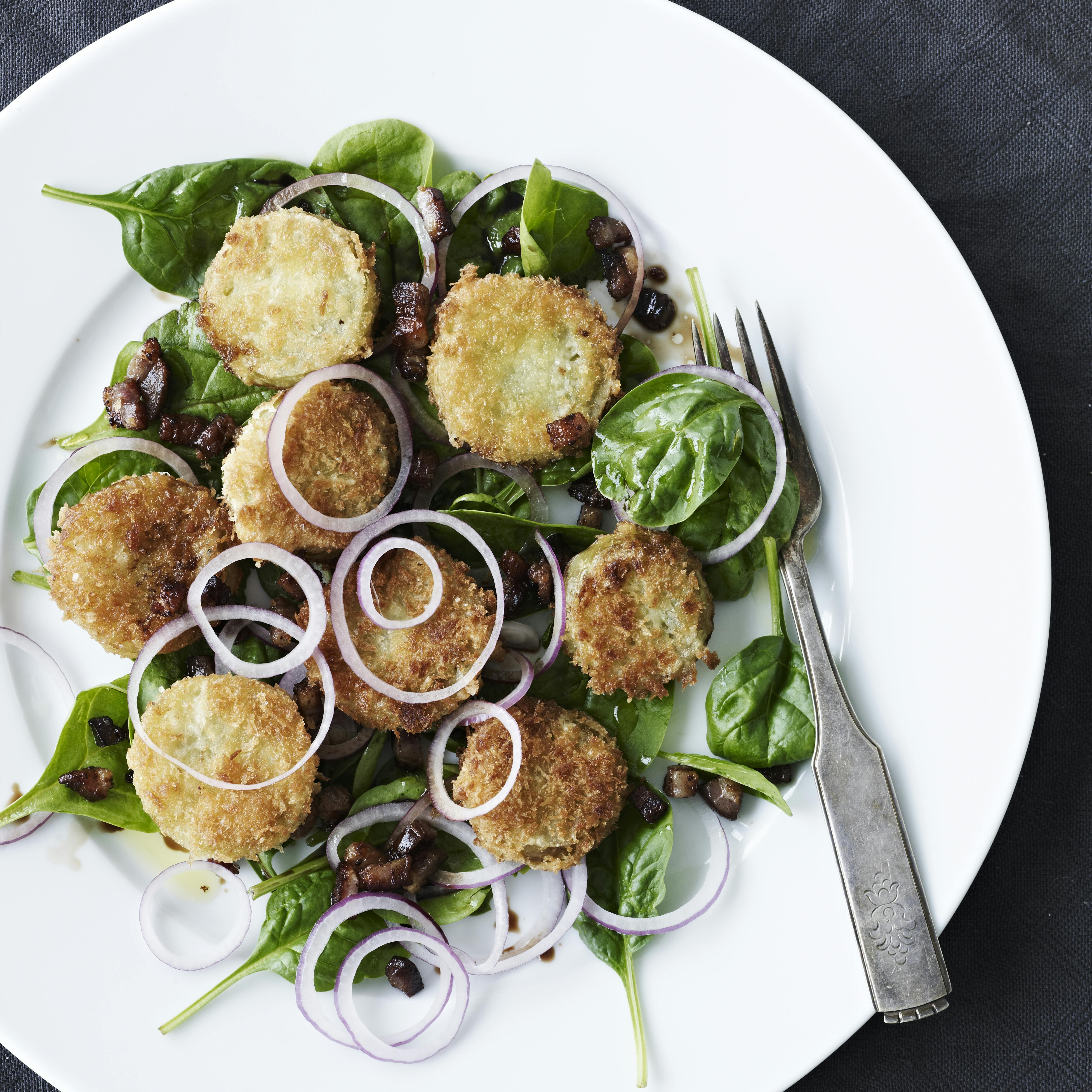 Stegte grønne tomater med spinat og baconknas