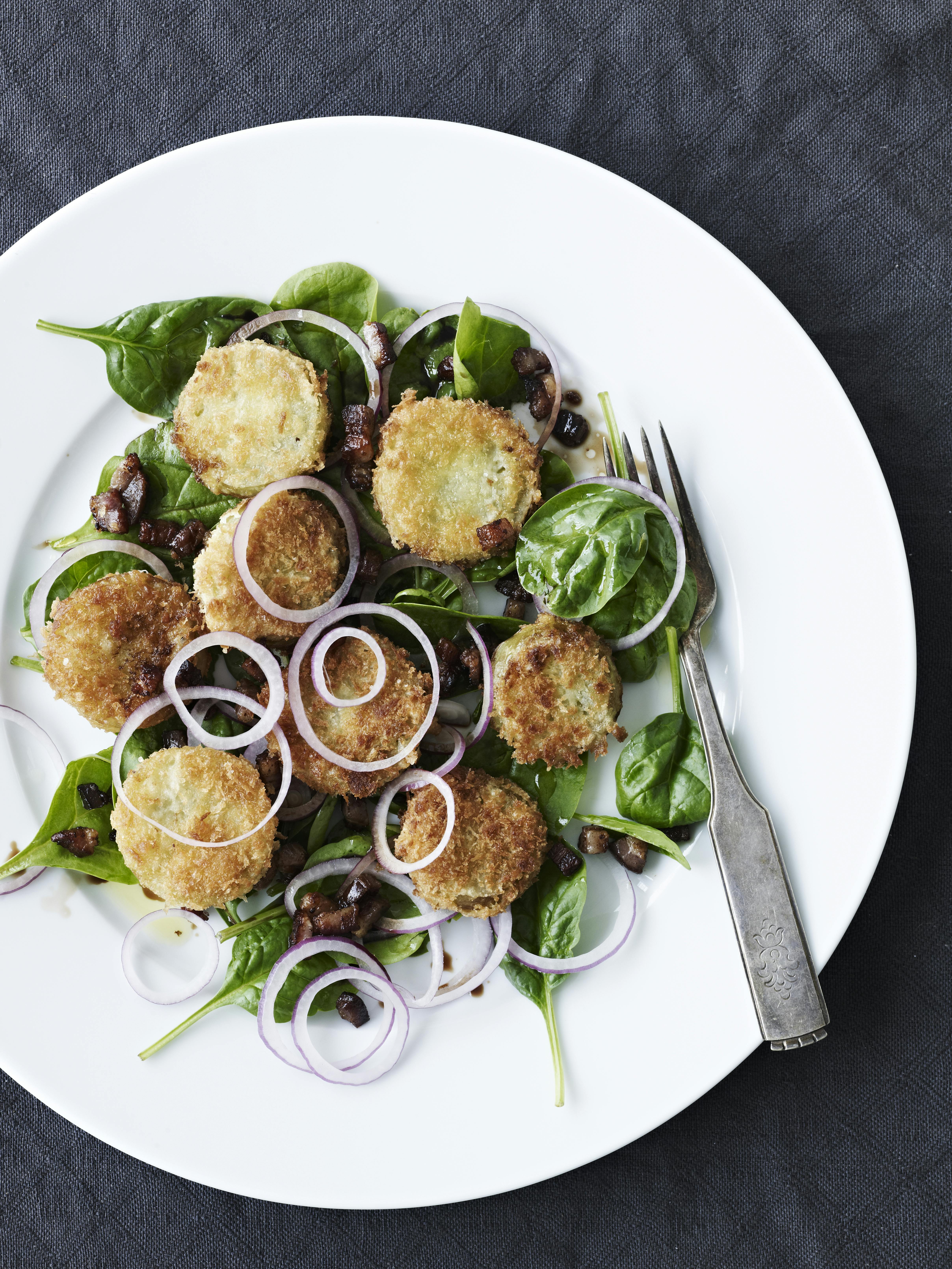 Stegte grønne tomater med spinat og baconknas