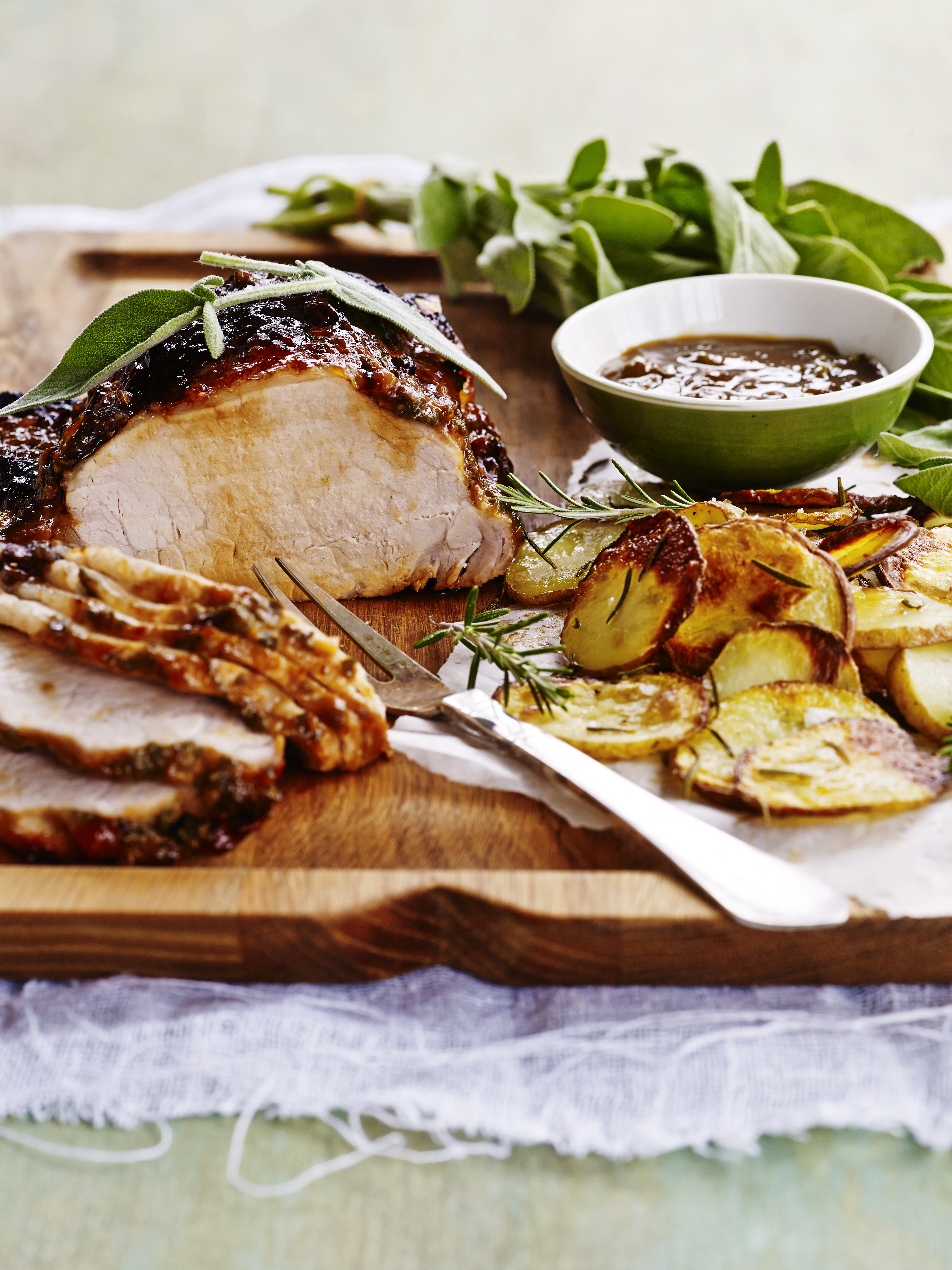 Svinekam med abrikosglace og ovnstegte kartofler