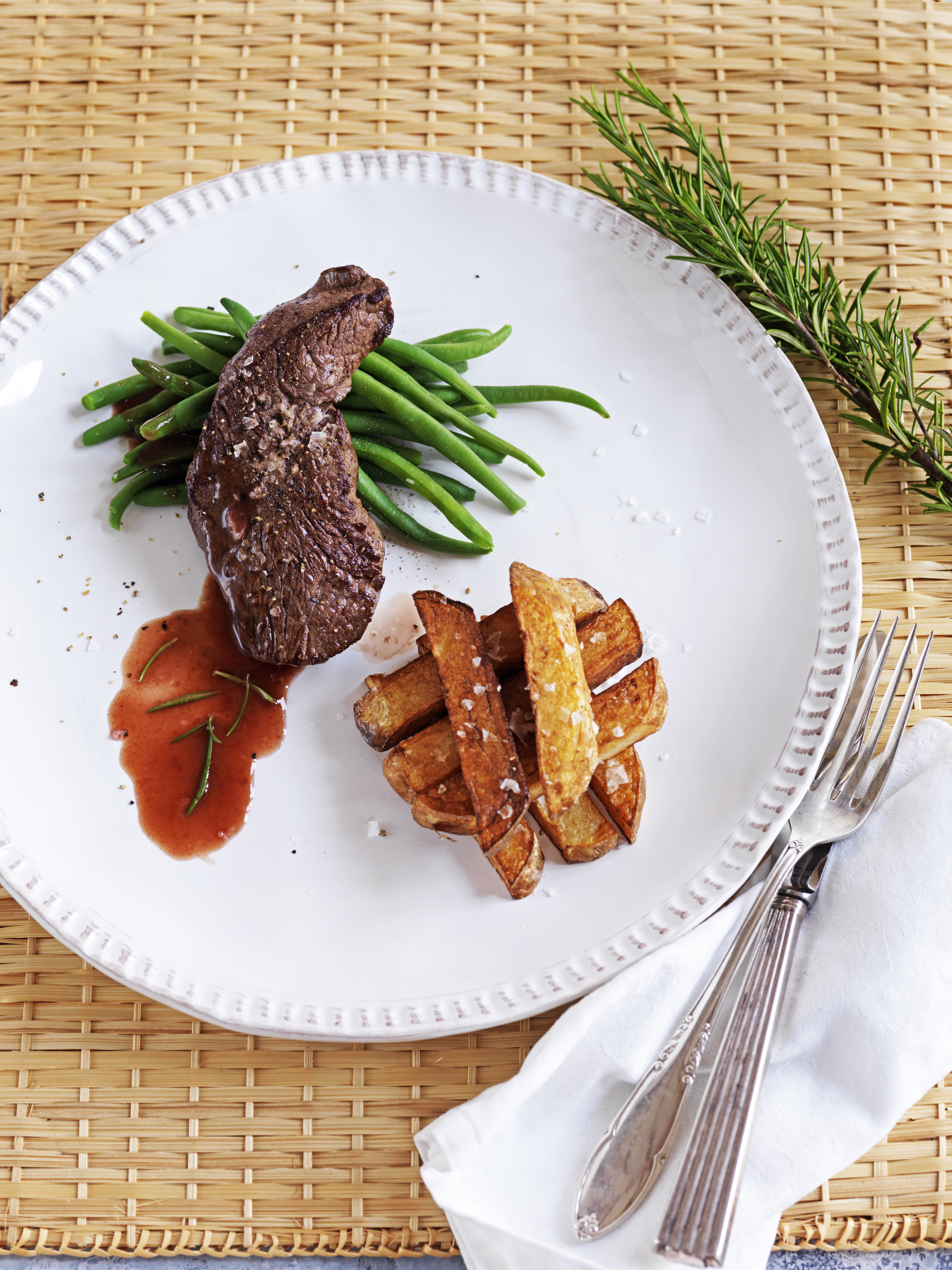 Tykstegsbøffer med fritter og bønner