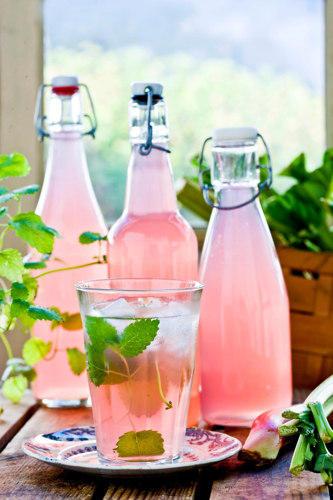 Rabarbersaft med mynte og lime