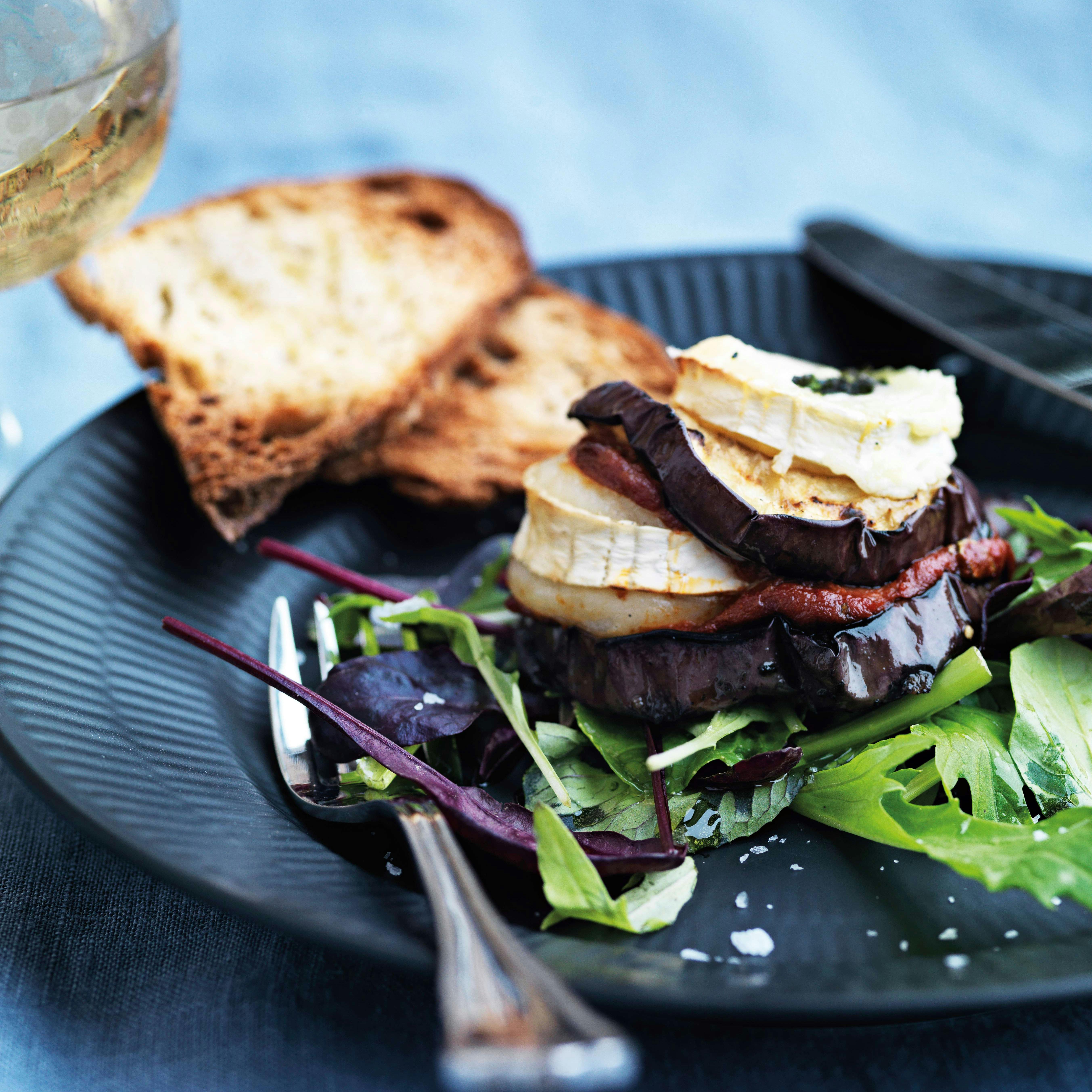 Bagt aubergine med tomat og gedeost