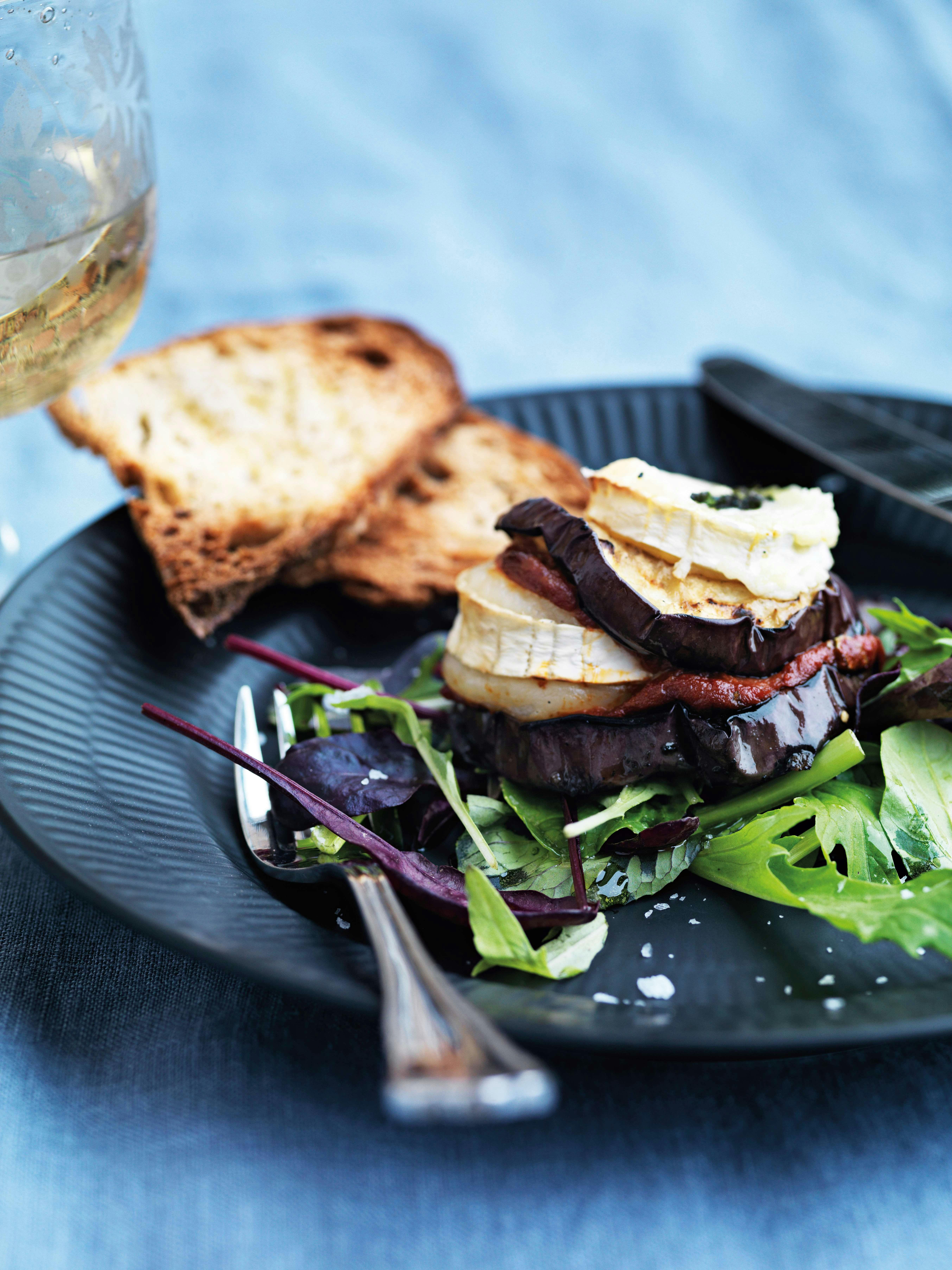 Bagt aubergine med tomat og gedeost