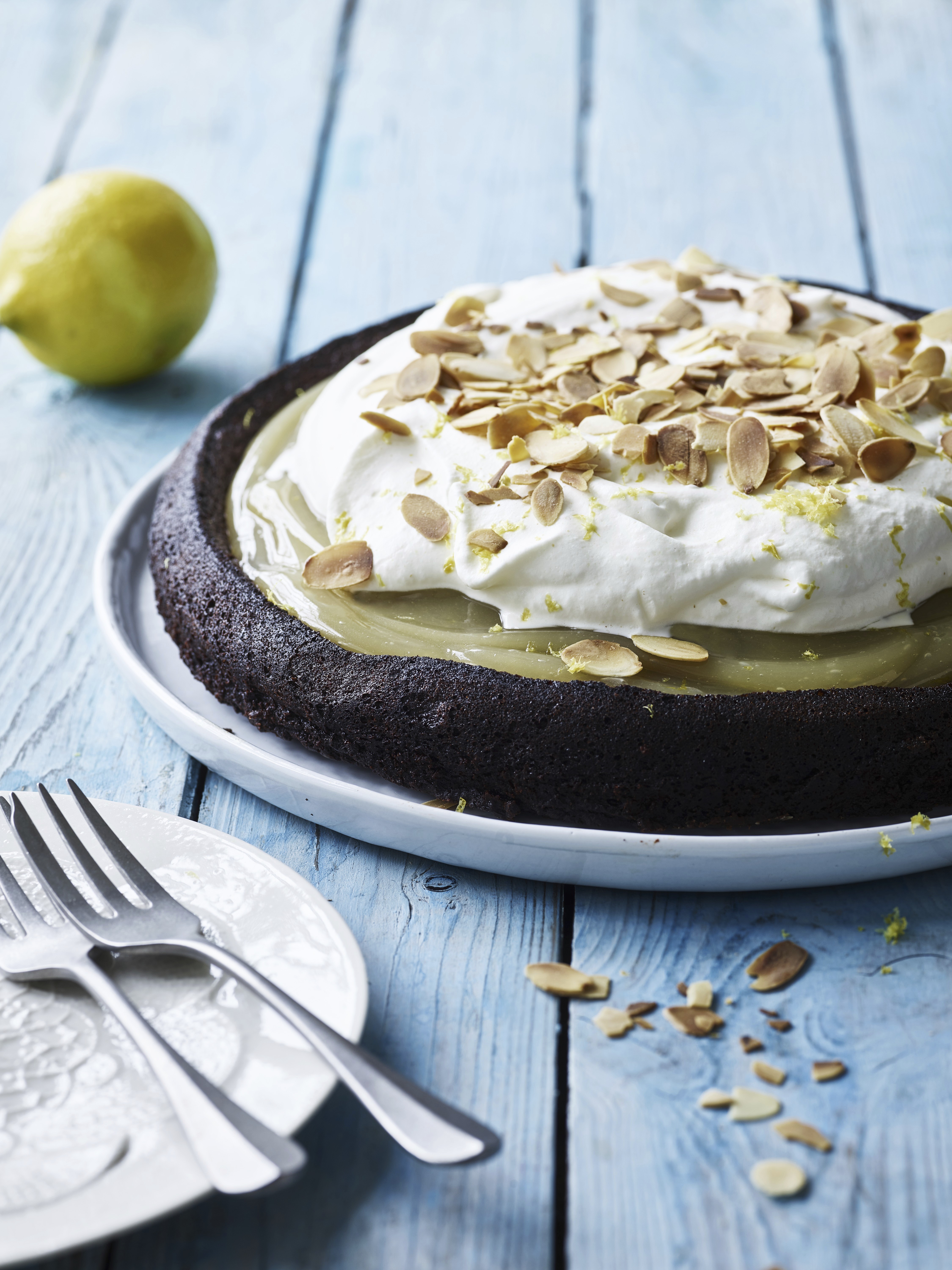 Chokoladekage med lemoncurd og mandler