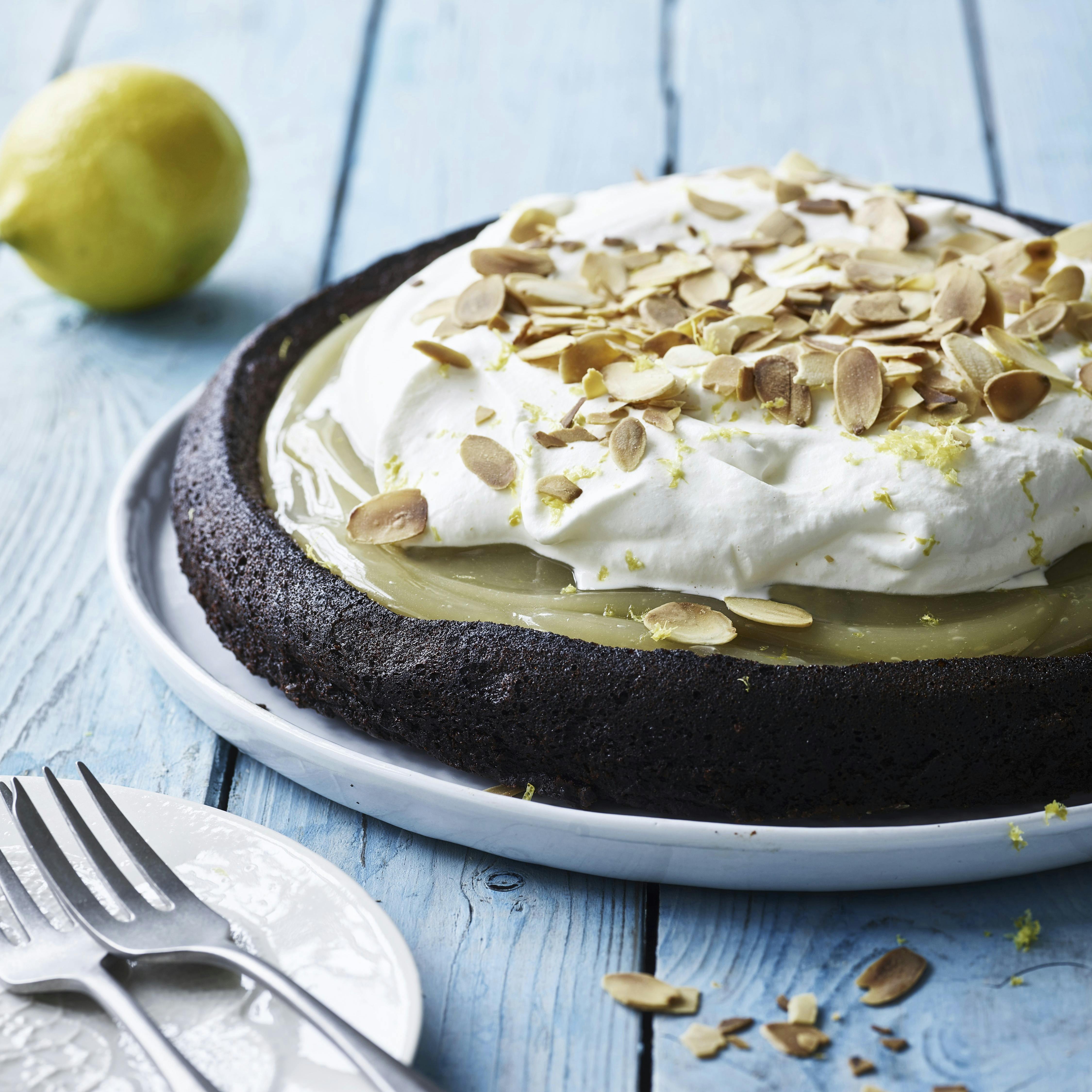 Chokoladekage med lemoncurd og mandler