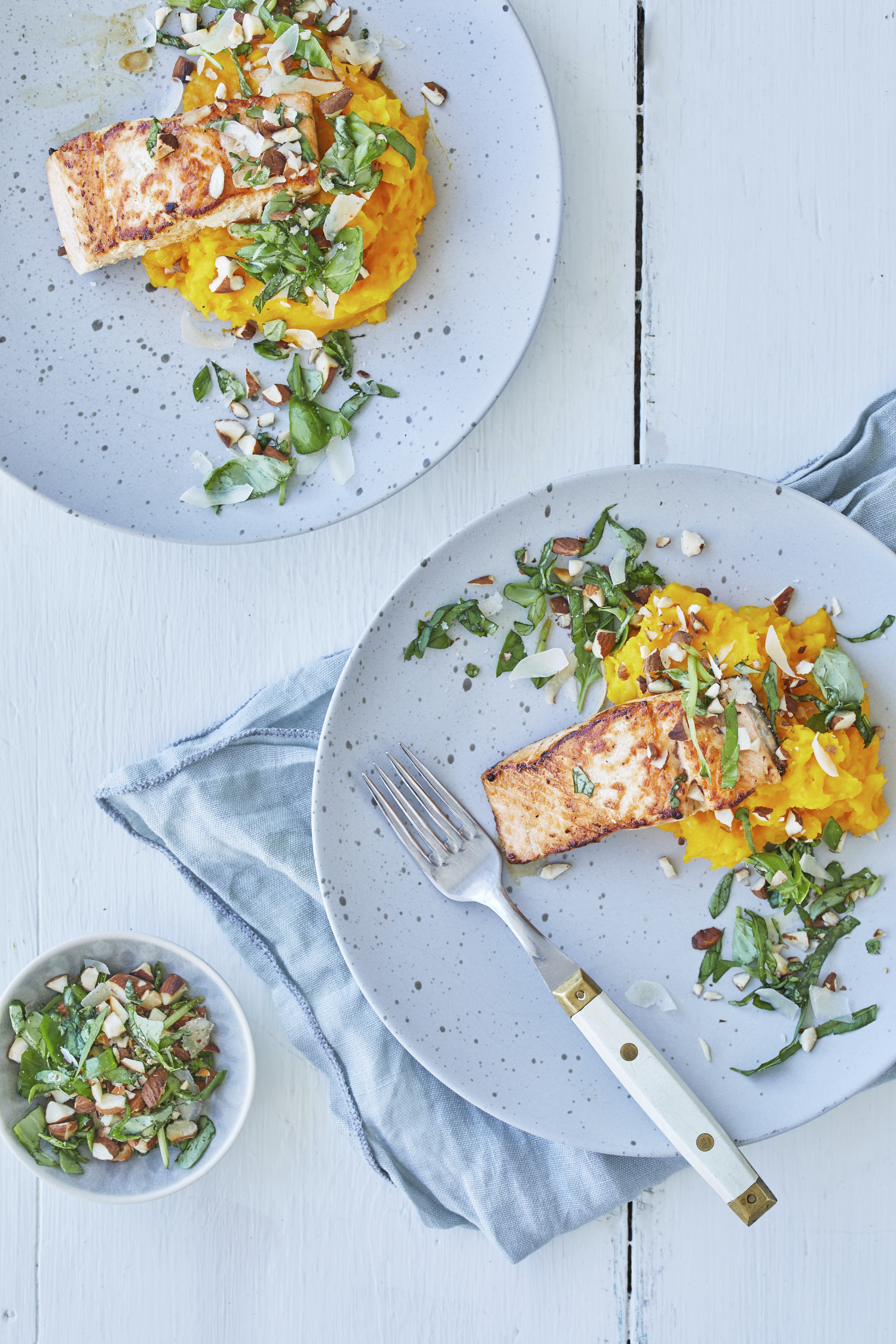 Laks med hokkaido-kartoffelmos og grov pesto