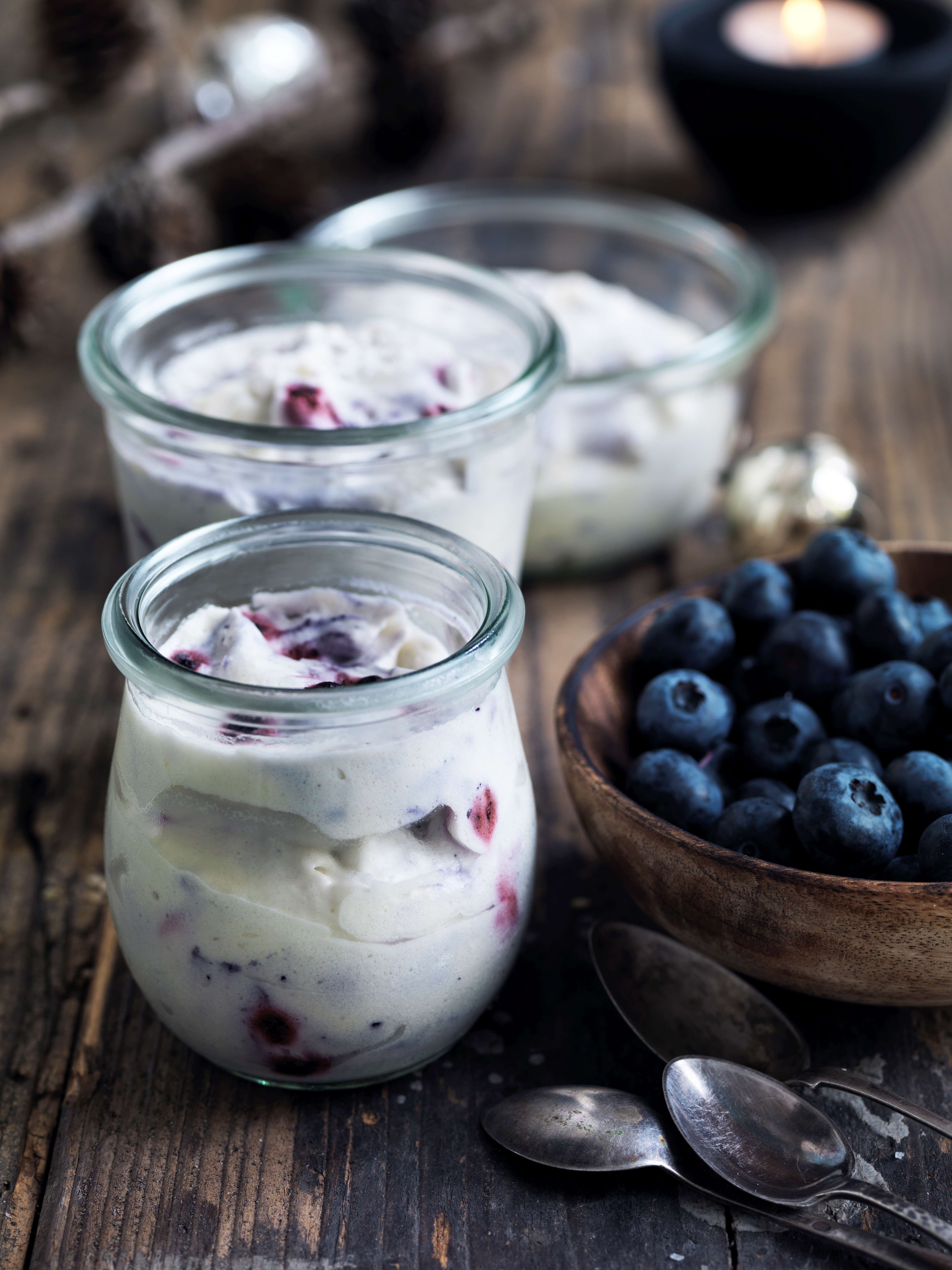 Semifreddo med blåbær og hvid chokolade