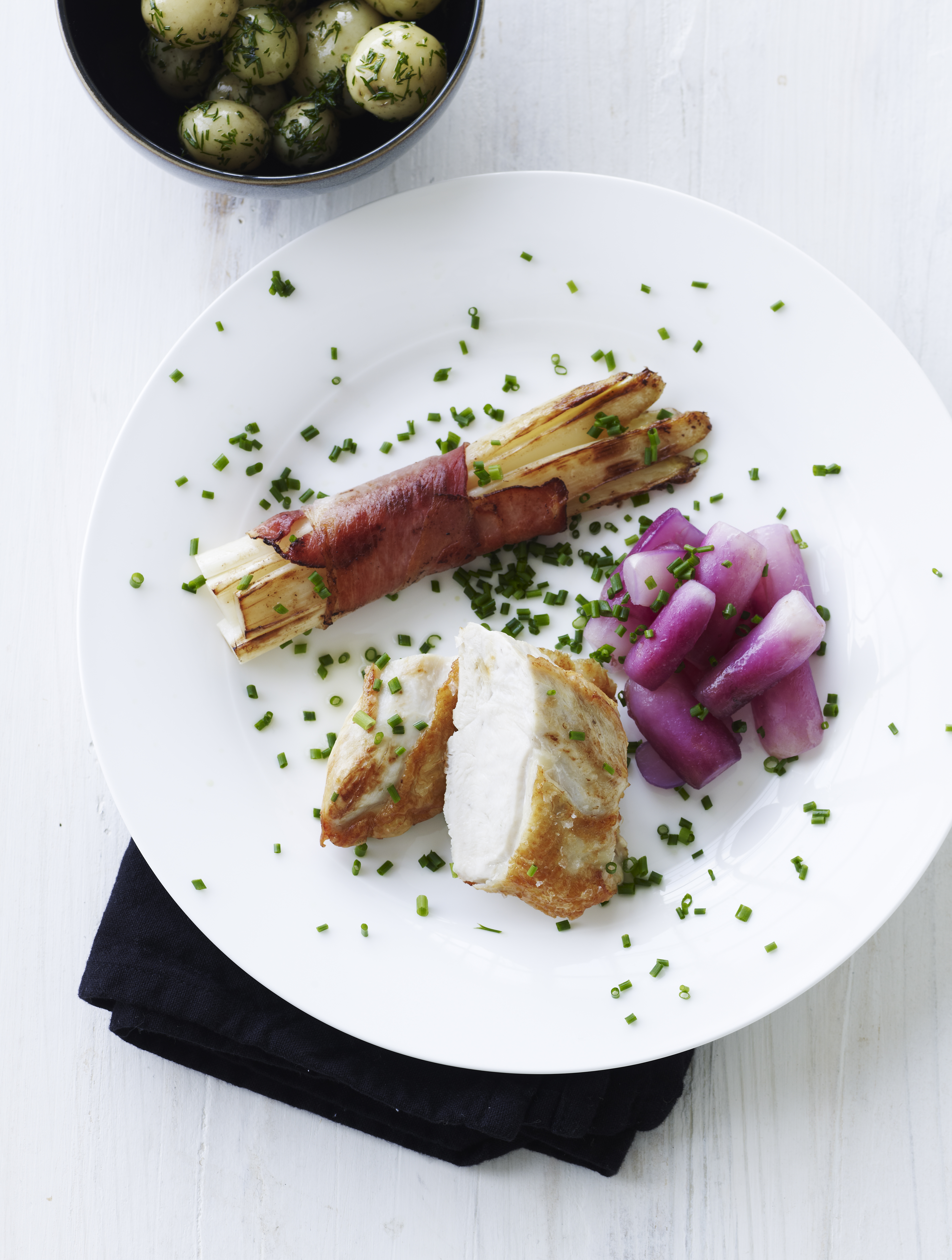 Unghanebryst med asparges og radiser