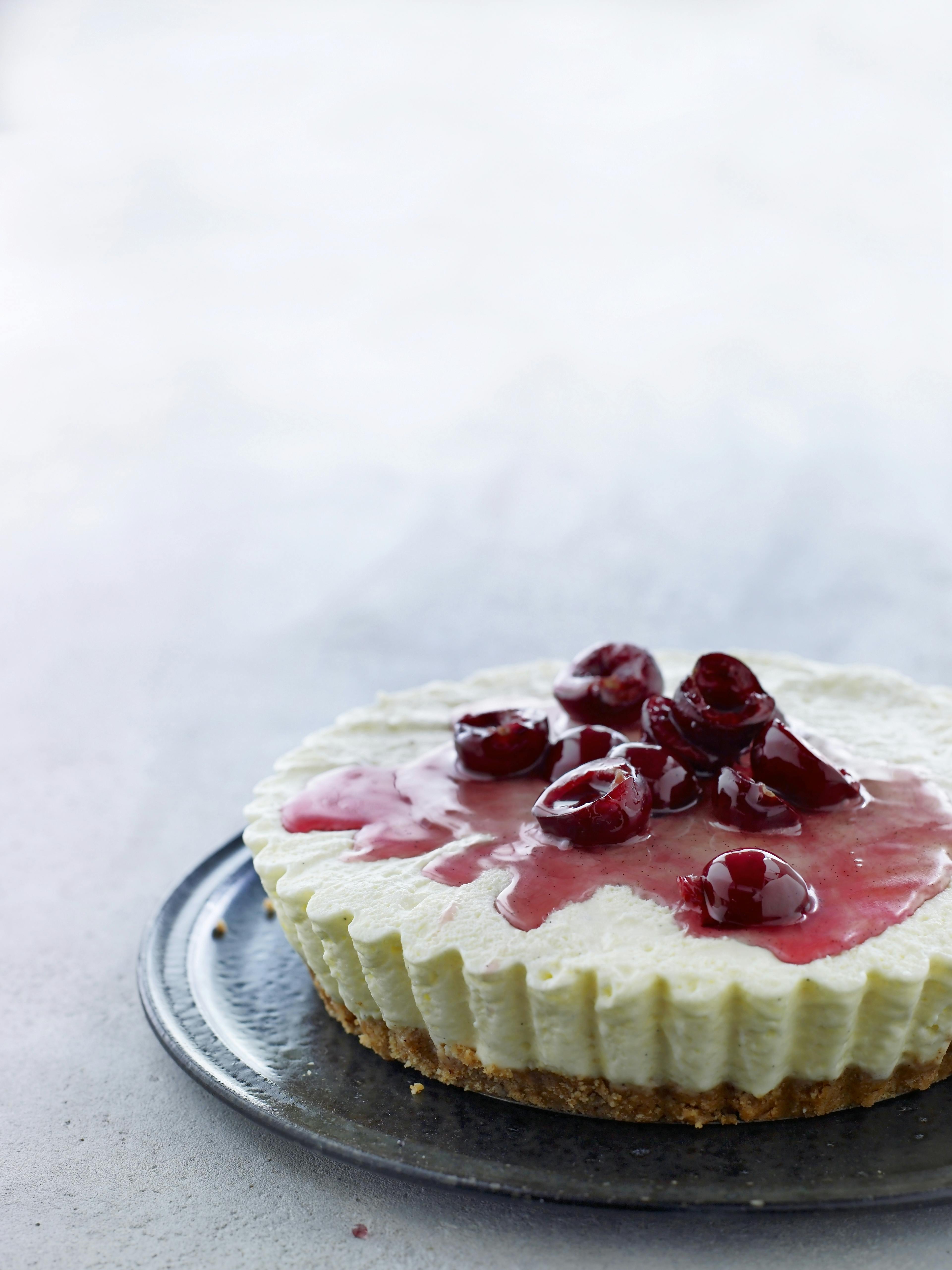 Cheesecake med mandelbund og kirsebær