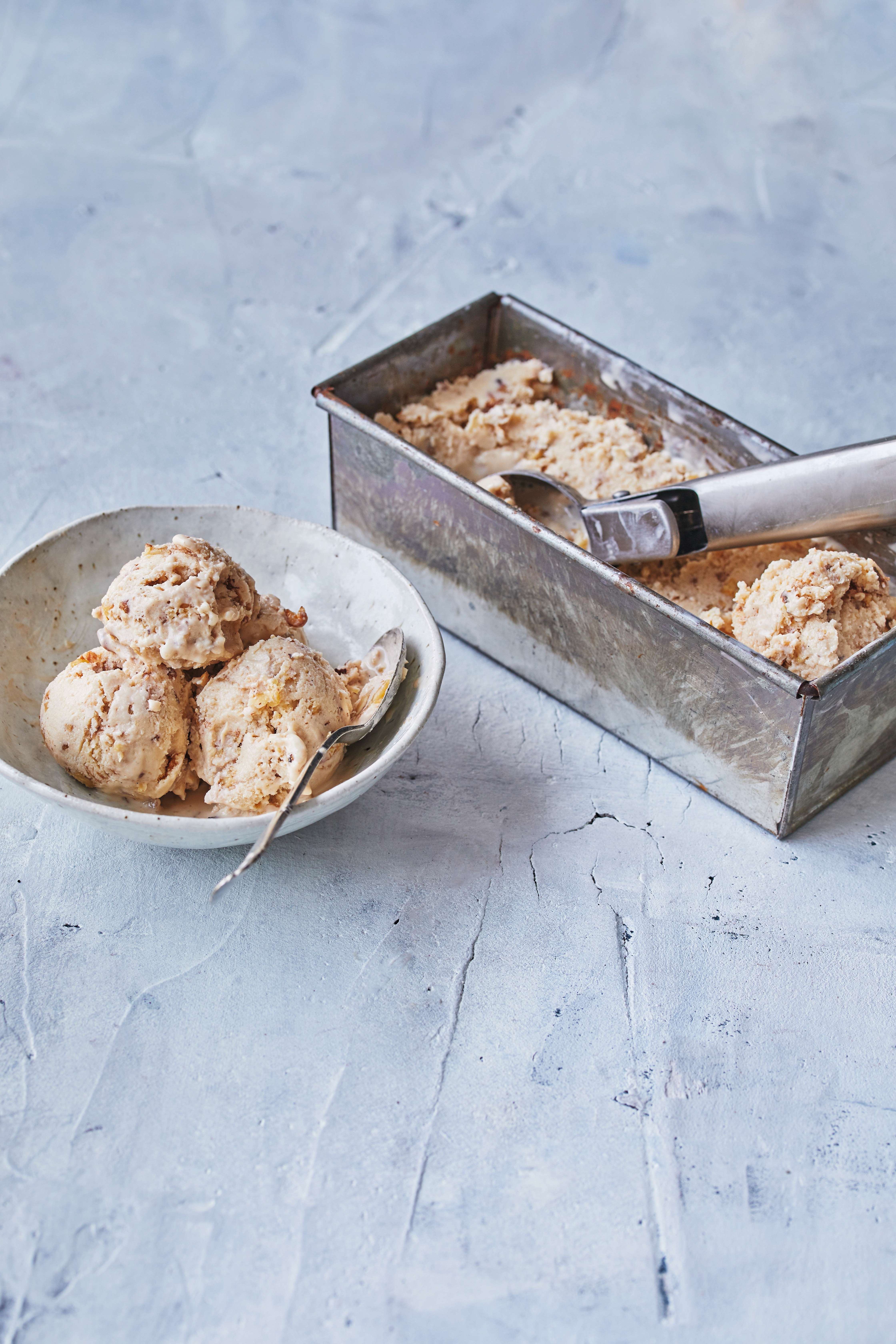 Flødeis med valnødder & ahornsirup