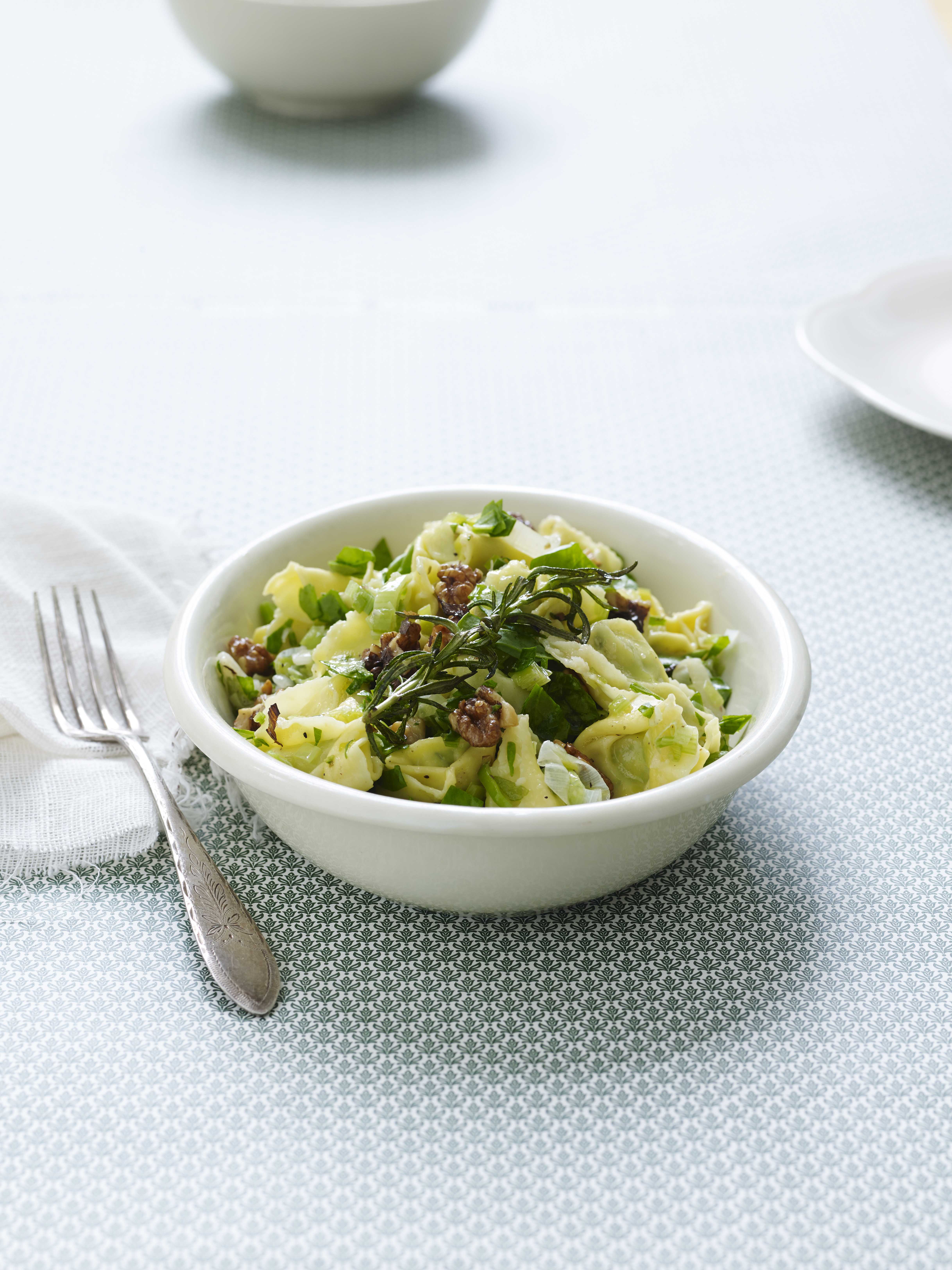 Tortellini med porrer, spinat og valnødder