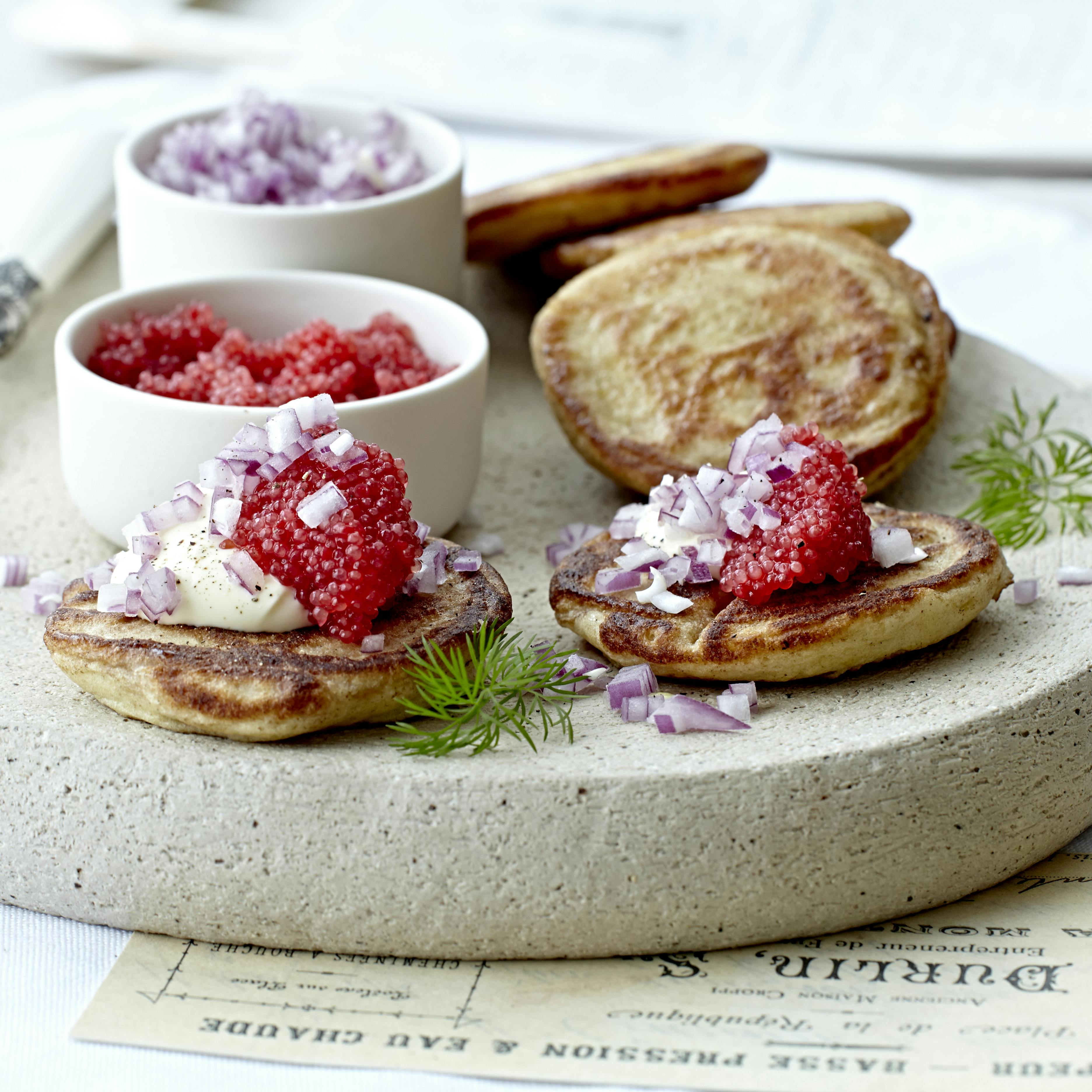 Klassiske blinis med stenbiderrogn