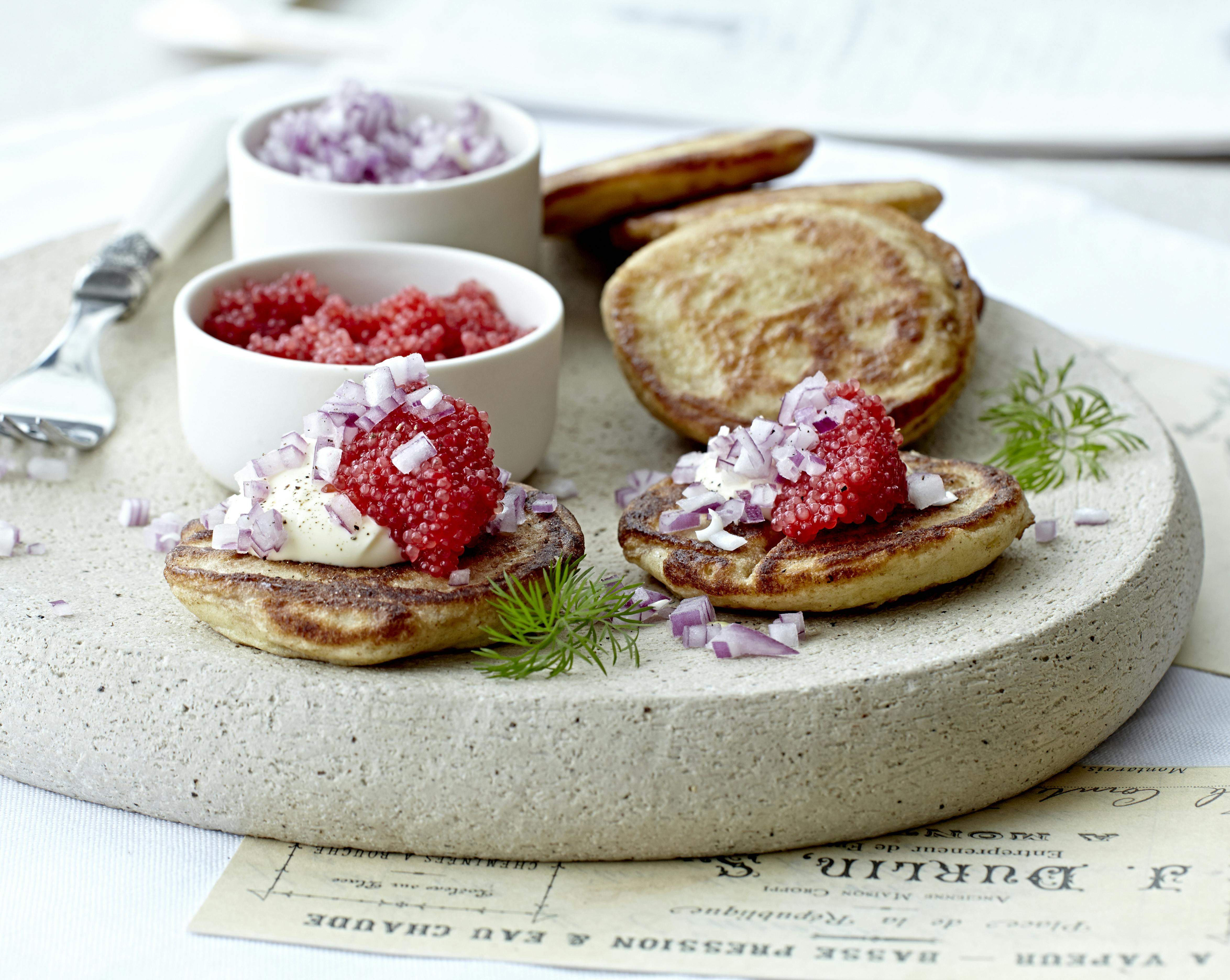 Klassiske blinis med stenbiderrogn