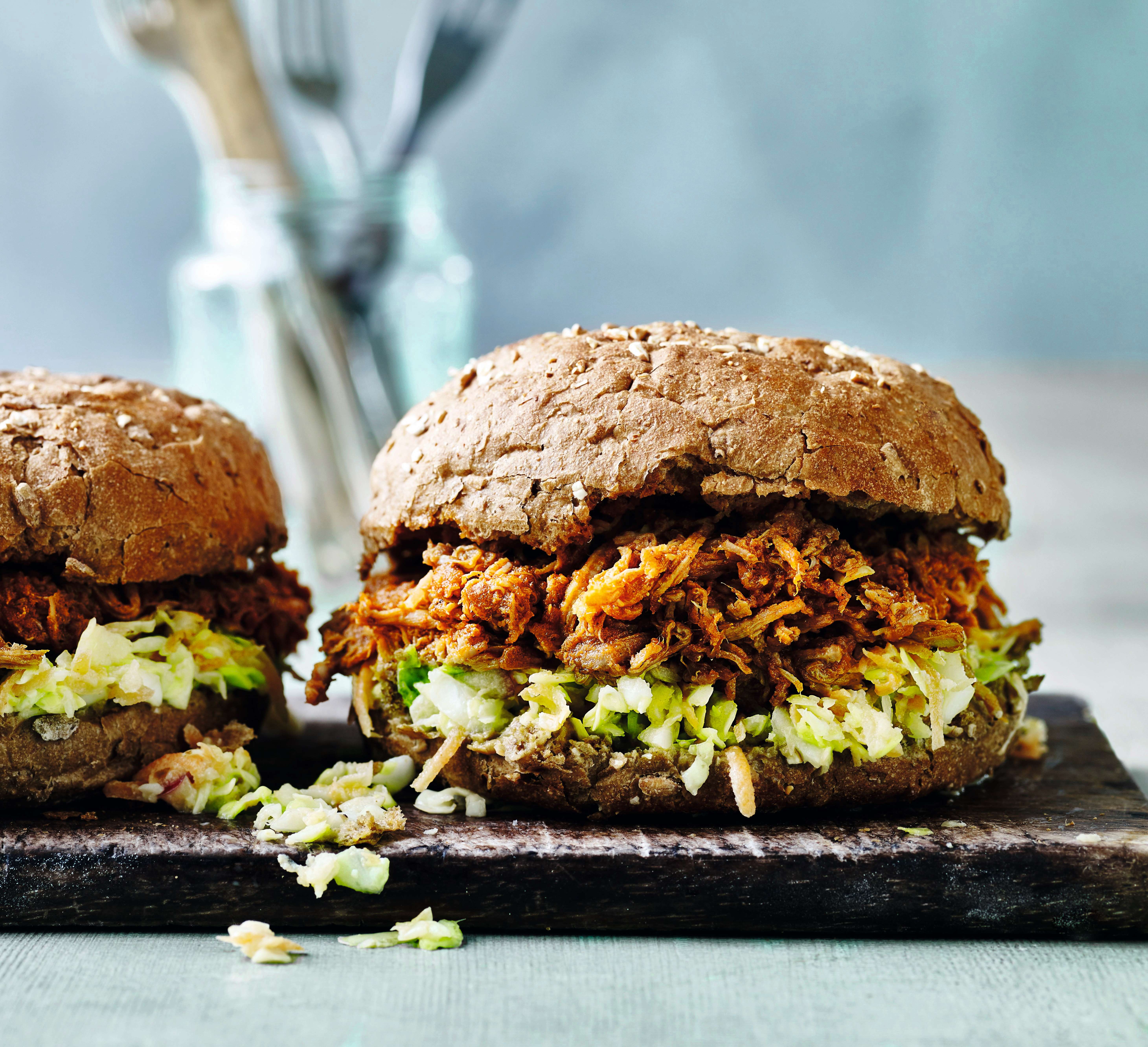 Nem pulled pork-burger med coleslaw