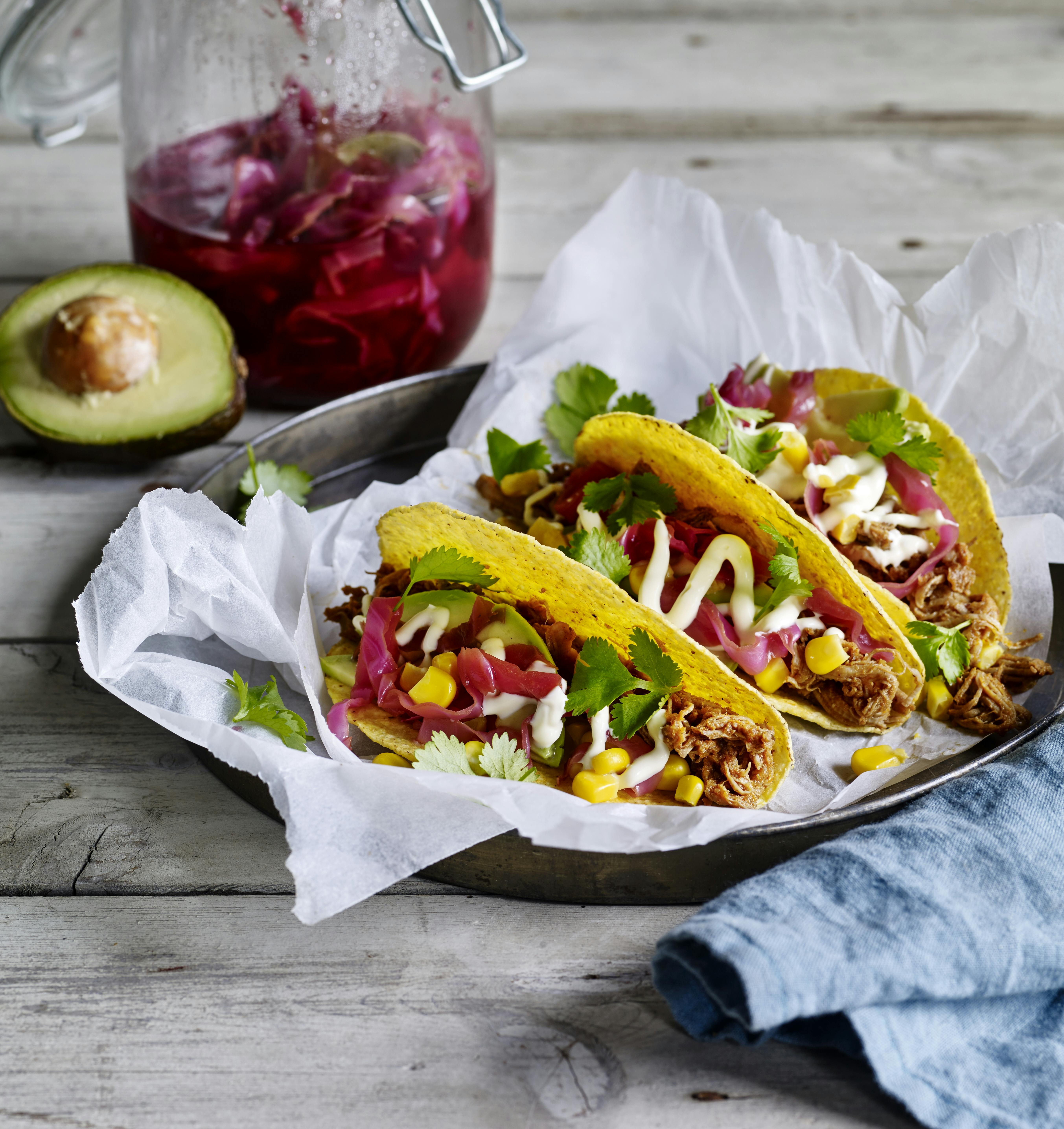 Quick pulled pork i tacos med syltet rødkål