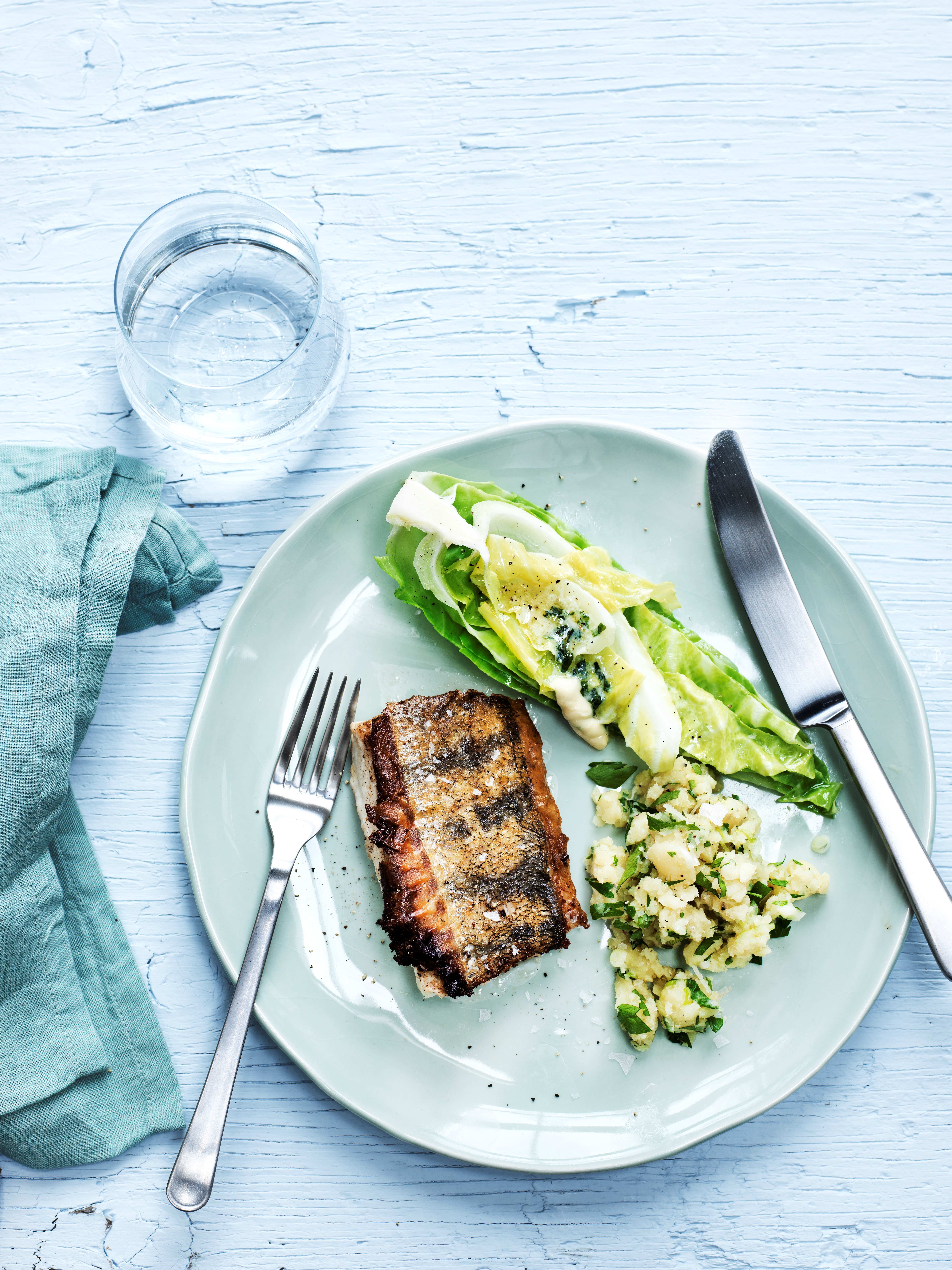 Skindstegt sandart med spidskål og urtekartoffelmos