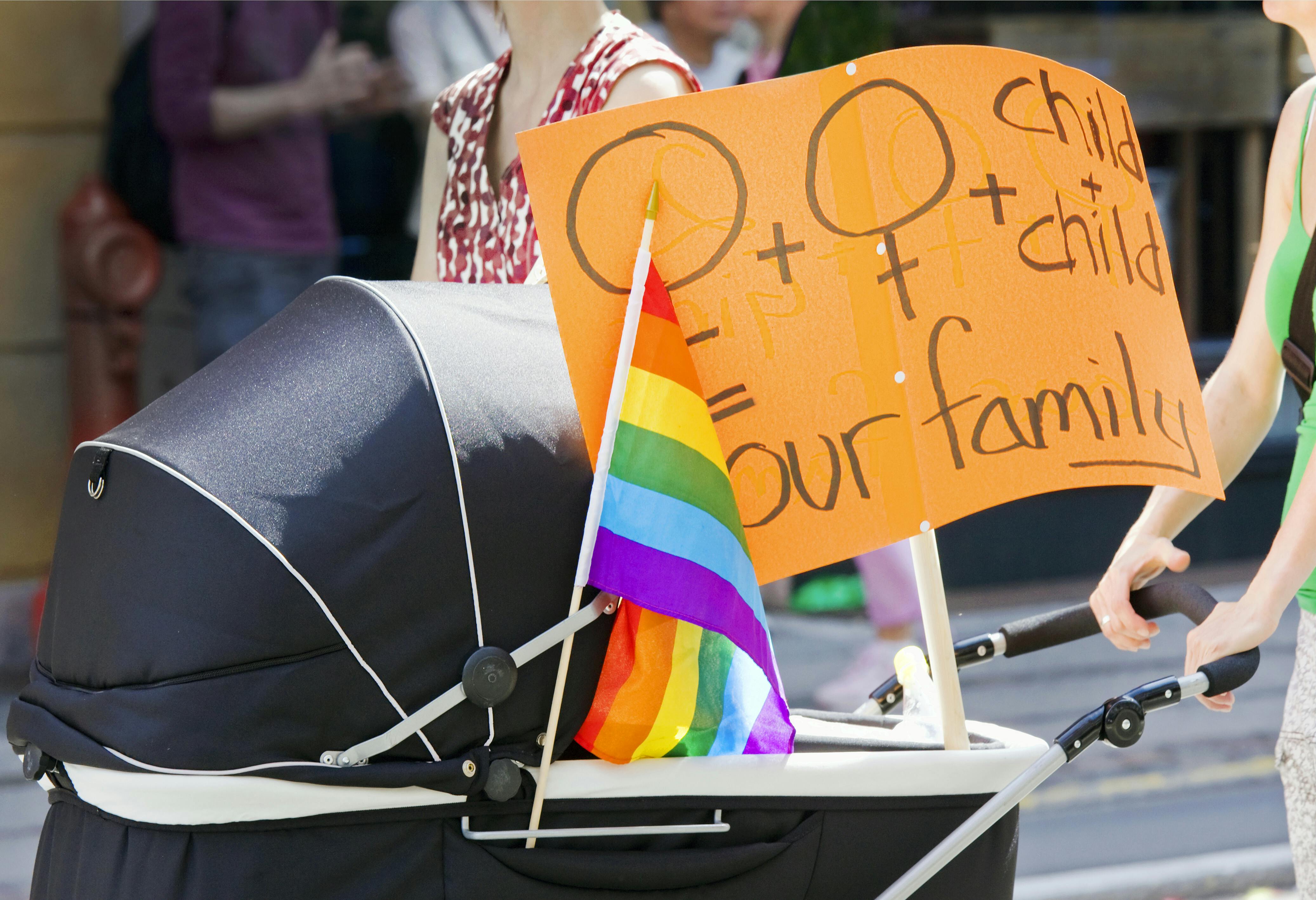 Den 1. januar 2024 trådte nye barselsregler i kraft, der giver bedre rettigheder til regnbuefamilier og soloforældre.