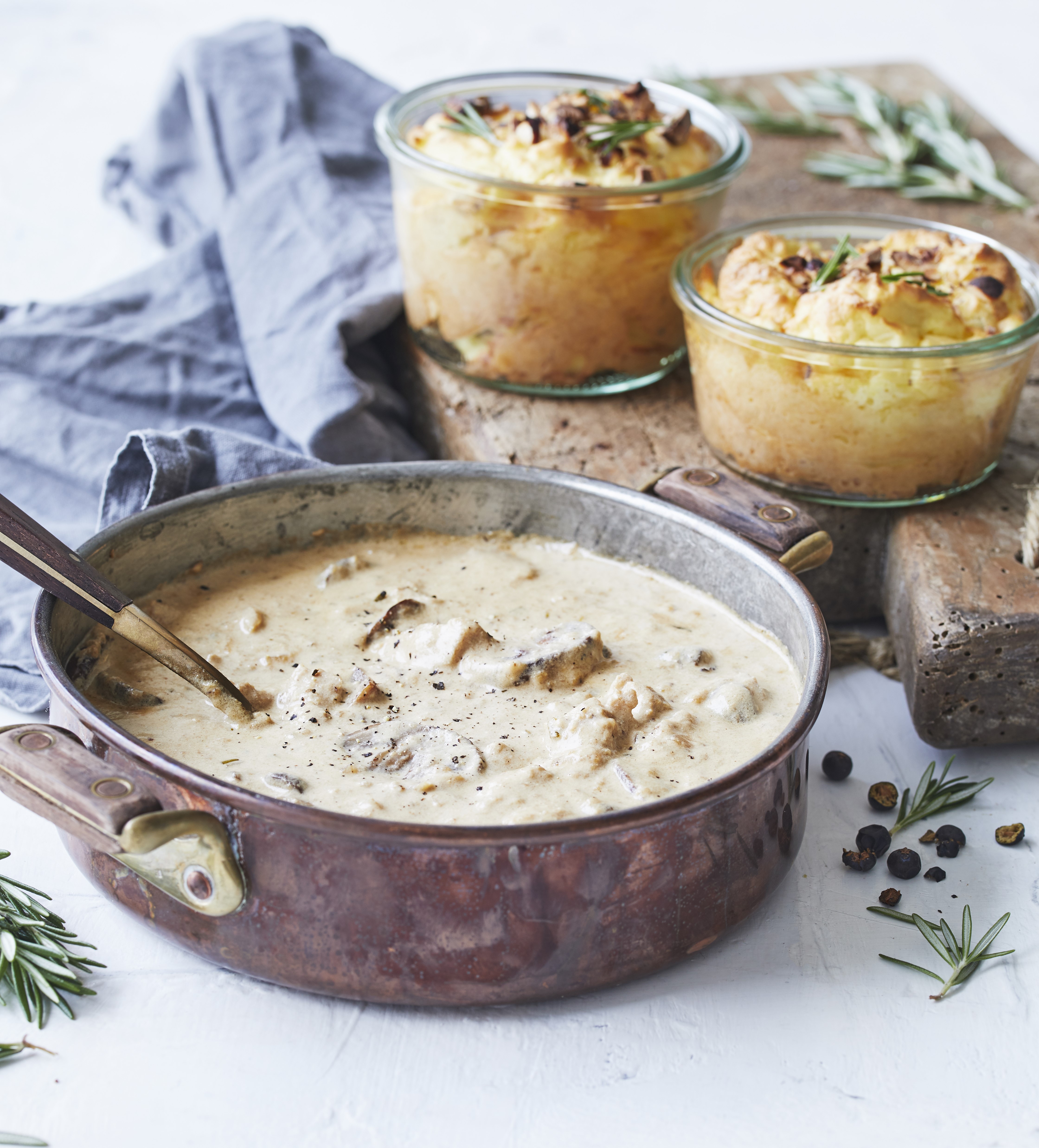 Enebærgryde med bagt kartoffelmos og hasselnødder 