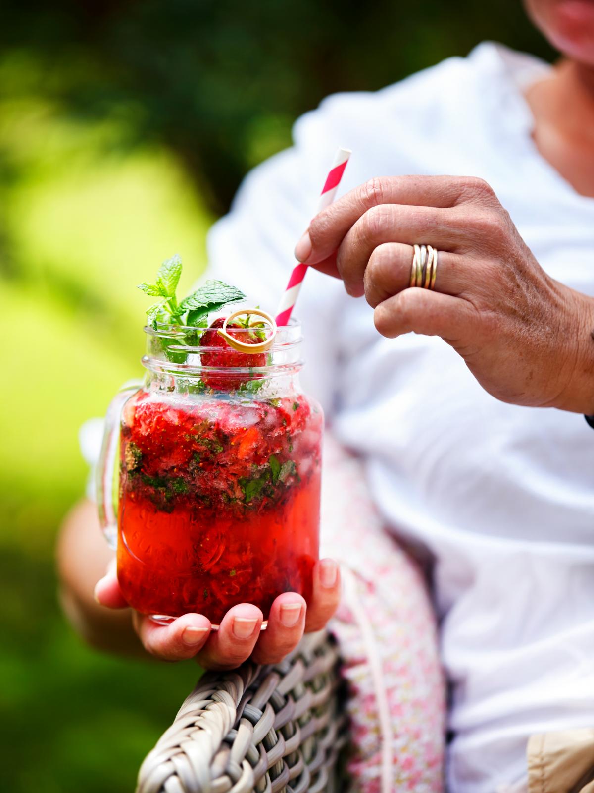 Mojito er en frisk drink, der formentlig stammer fra Cuba. Prøv den jordbær og mynte
