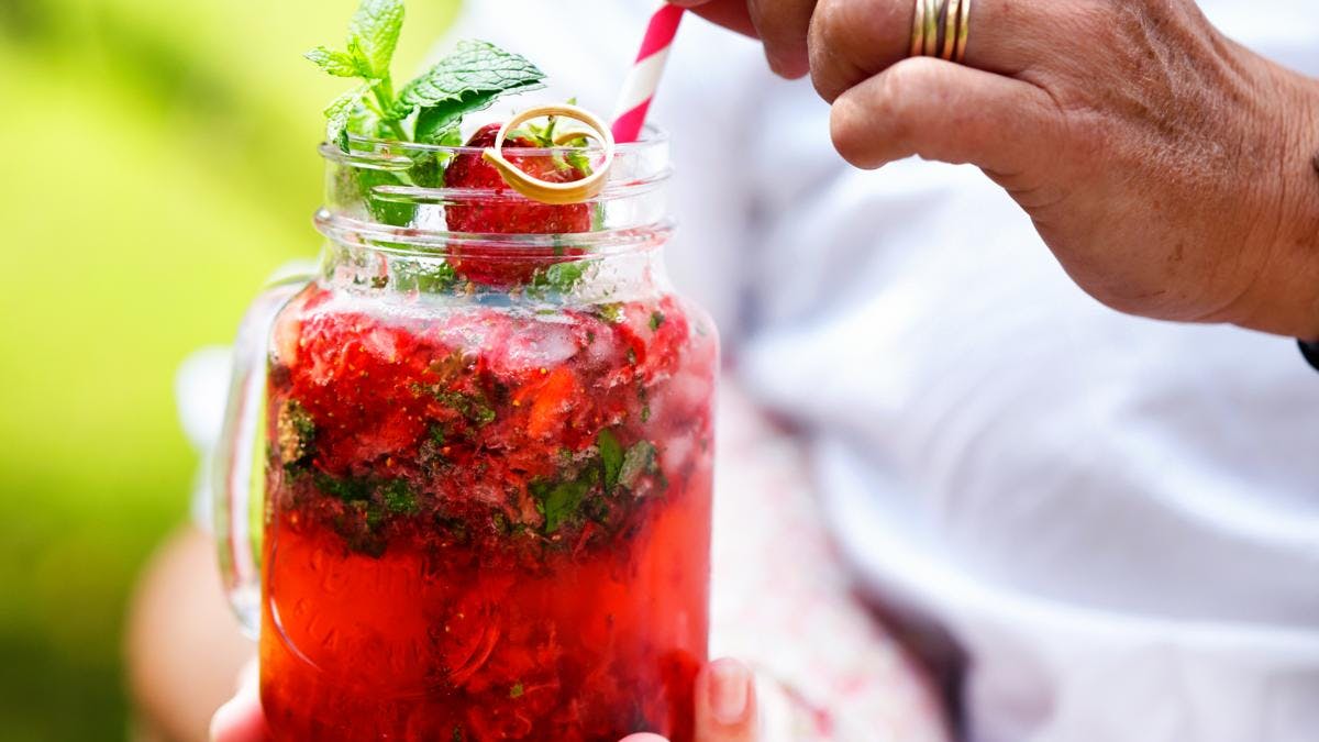 Mojito er en frisk drink, der formentlig stammer fra Cuba. Prøv den jordbær og mynte