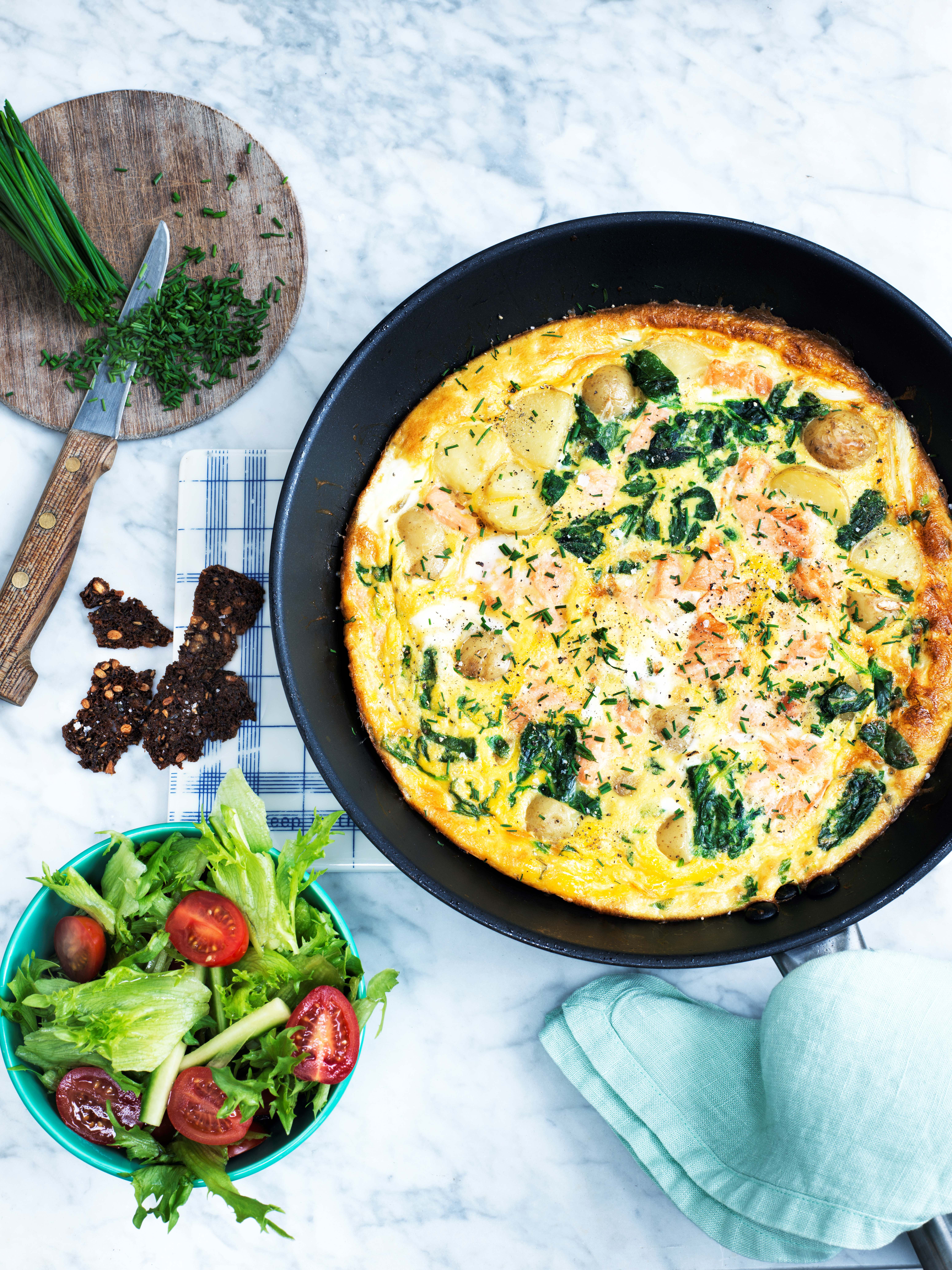 Æggekage med røget laks, nye kartofler og spinat